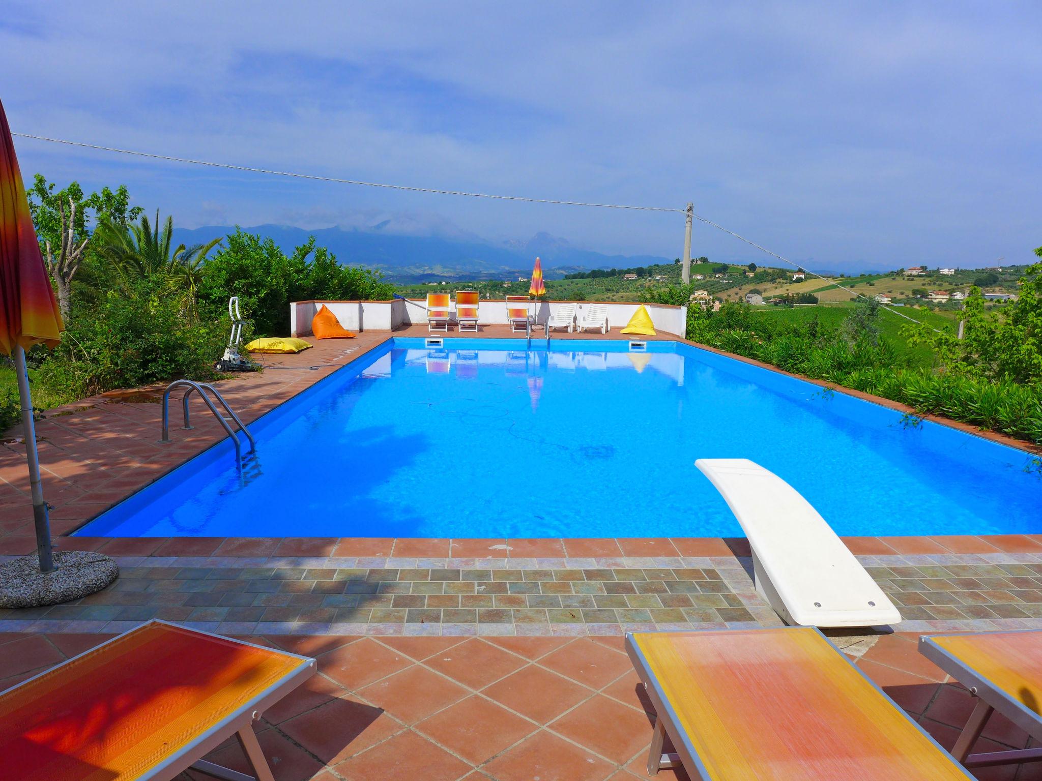 Foto 2 - Casa con 4 camere da letto a Città Sant'Angelo con piscina e vista mare