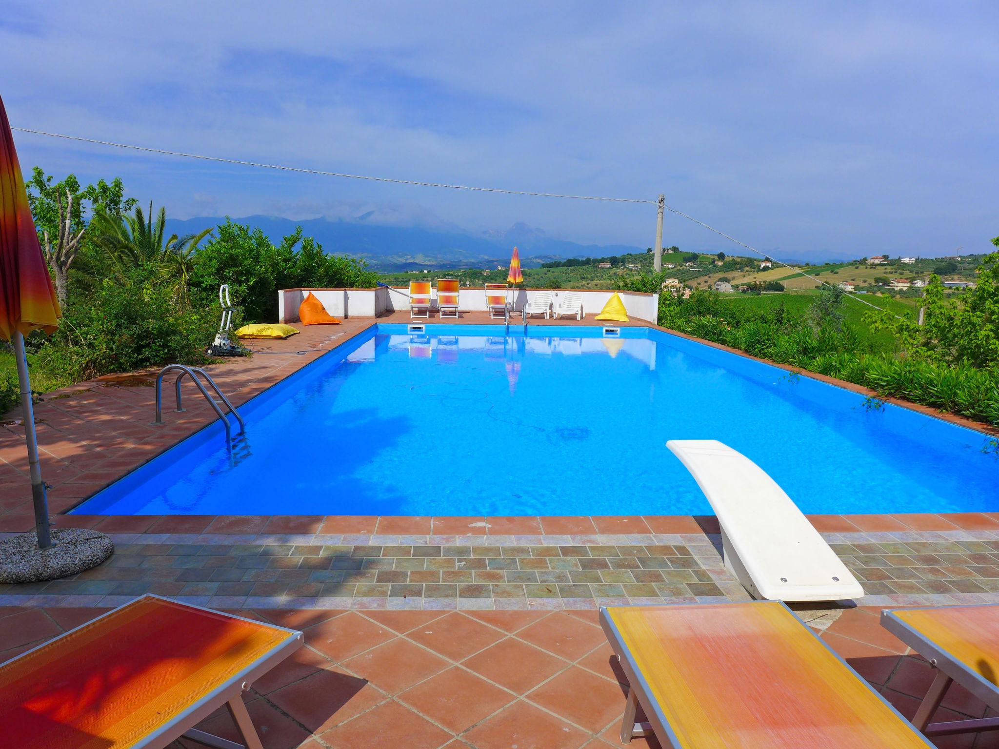 Photo 2 - Maison de 4 chambres à Città Sant'Angelo avec piscine et vues à la mer