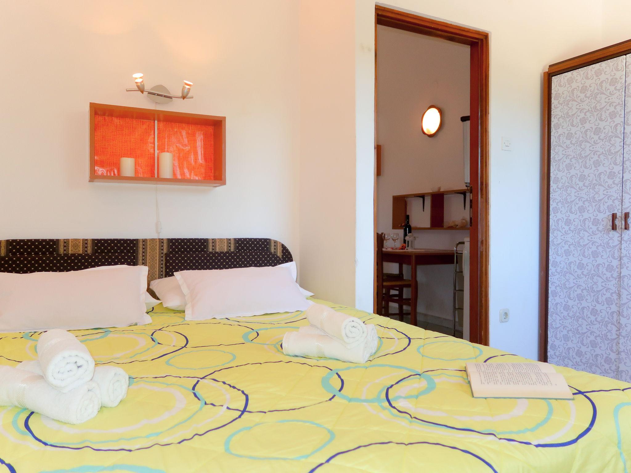 Foto 10 - Apartamento de 1 habitación en Dobrinj con piscina y vistas al mar