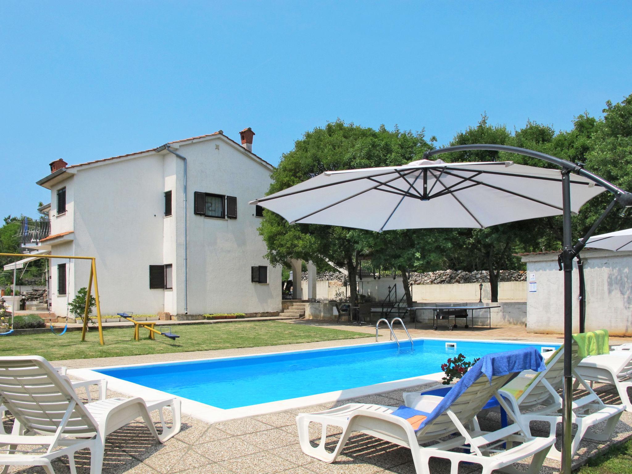 Foto 1 - Apartamento de 1 quarto em Dobrinj com piscina e vistas do mar