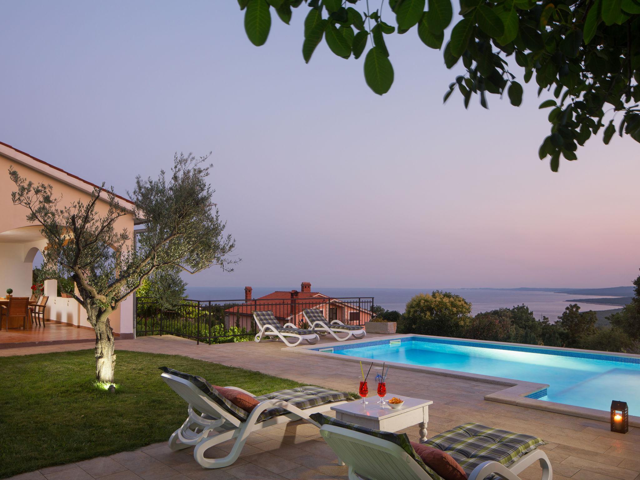 Photo 3 - Maison de 4 chambres à Raša avec piscine privée et vues à la mer