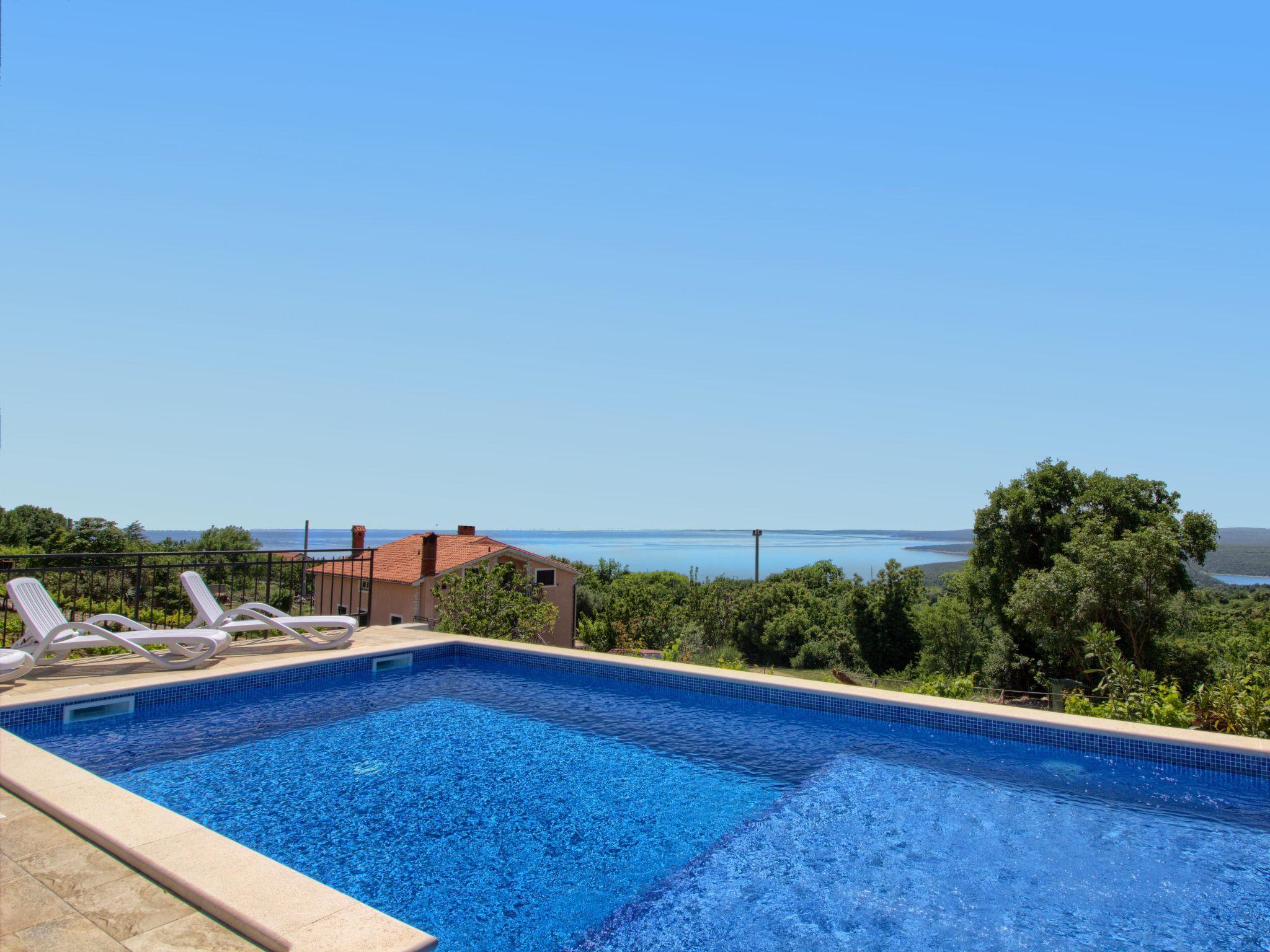Foto 11 - Casa de 4 habitaciones en Raša con piscina privada y vistas al mar
