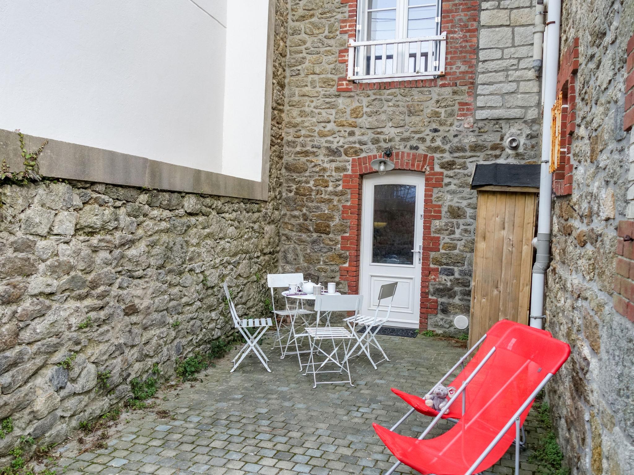 Photo 15 - 2 bedroom House in Dinard with garden and terrace