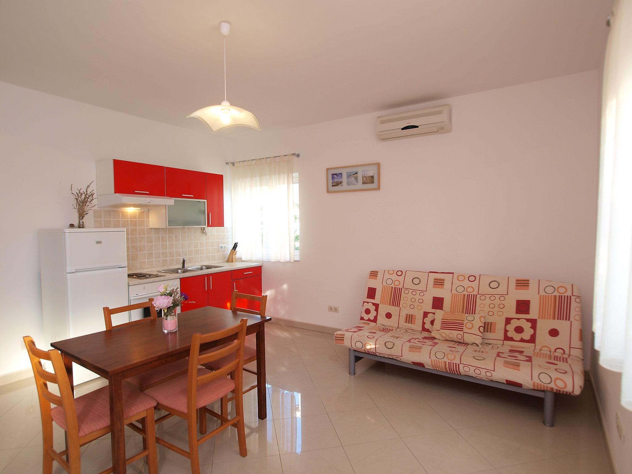 Foto 3 - Apartamento de 1 quarto em Vodice com jardim e terraço