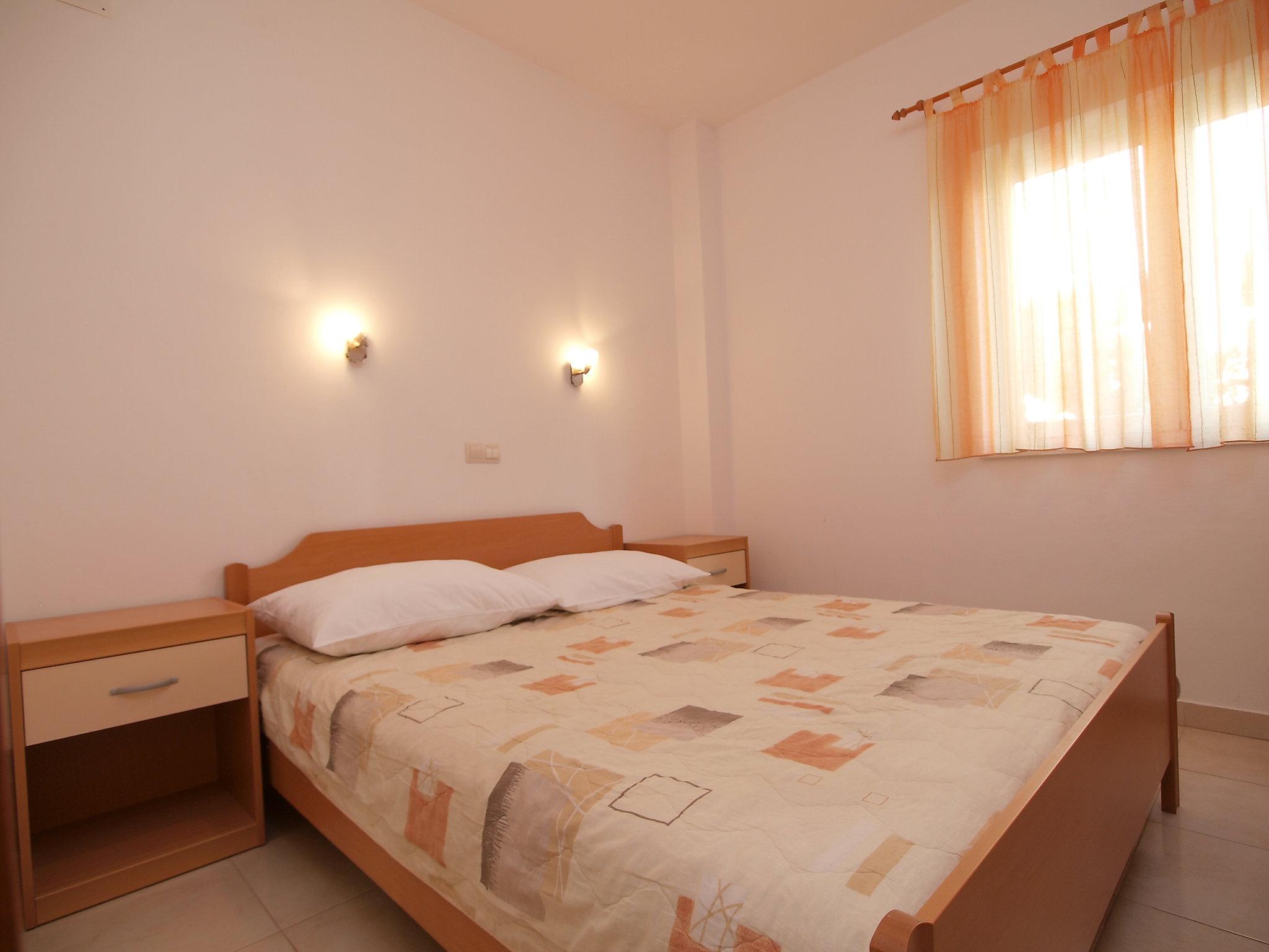 Foto 5 - Apartamento de 1 quarto em Vodice com jardim e terraço