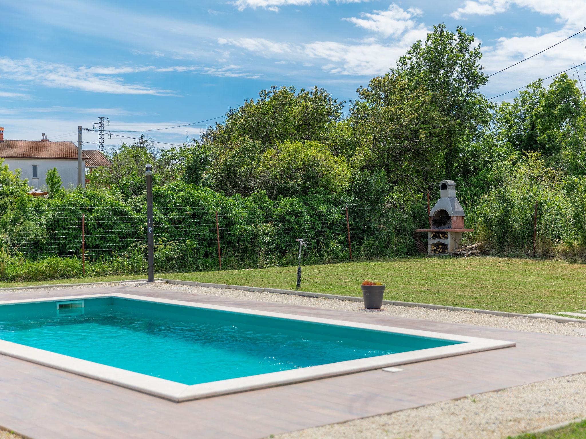 Foto 16 - Casa con 3 camere da letto a Ližnjan con piscina privata e giardino