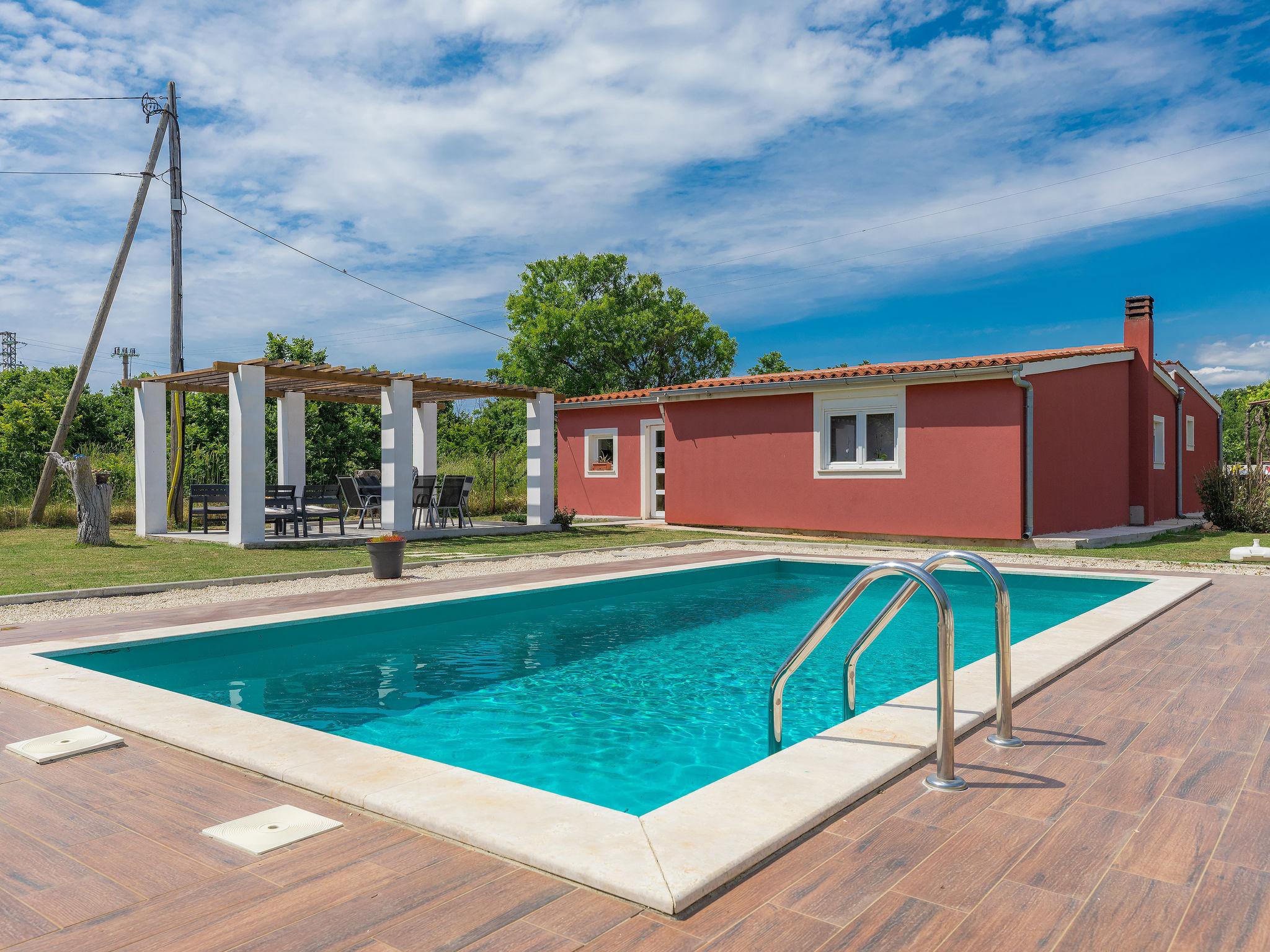 Photo 1 - Maison de 3 chambres à Ližnjan avec piscine privée et jardin