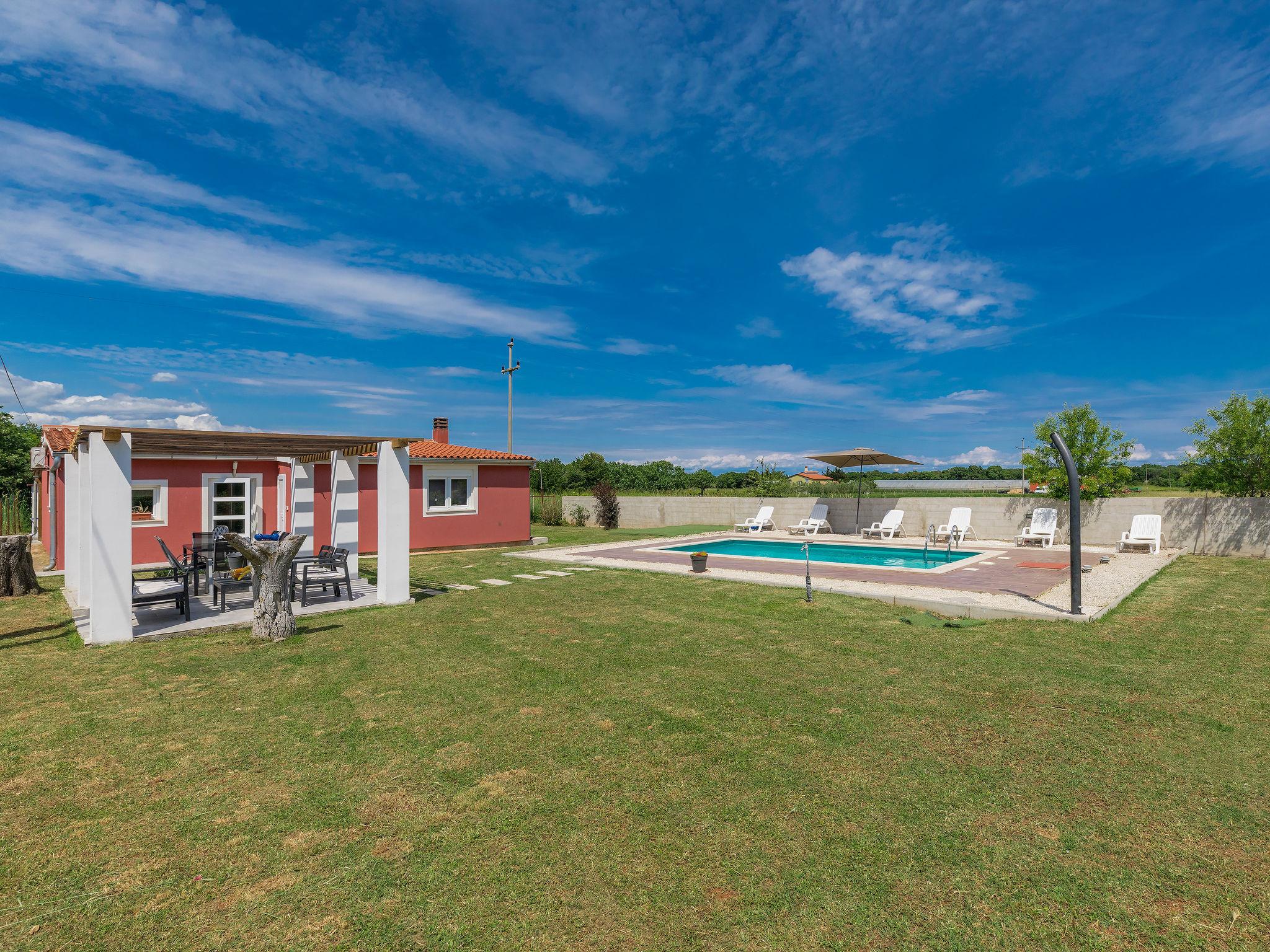 Foto 39 - Casa de 3 quartos em Ližnjan com piscina privada e jardim