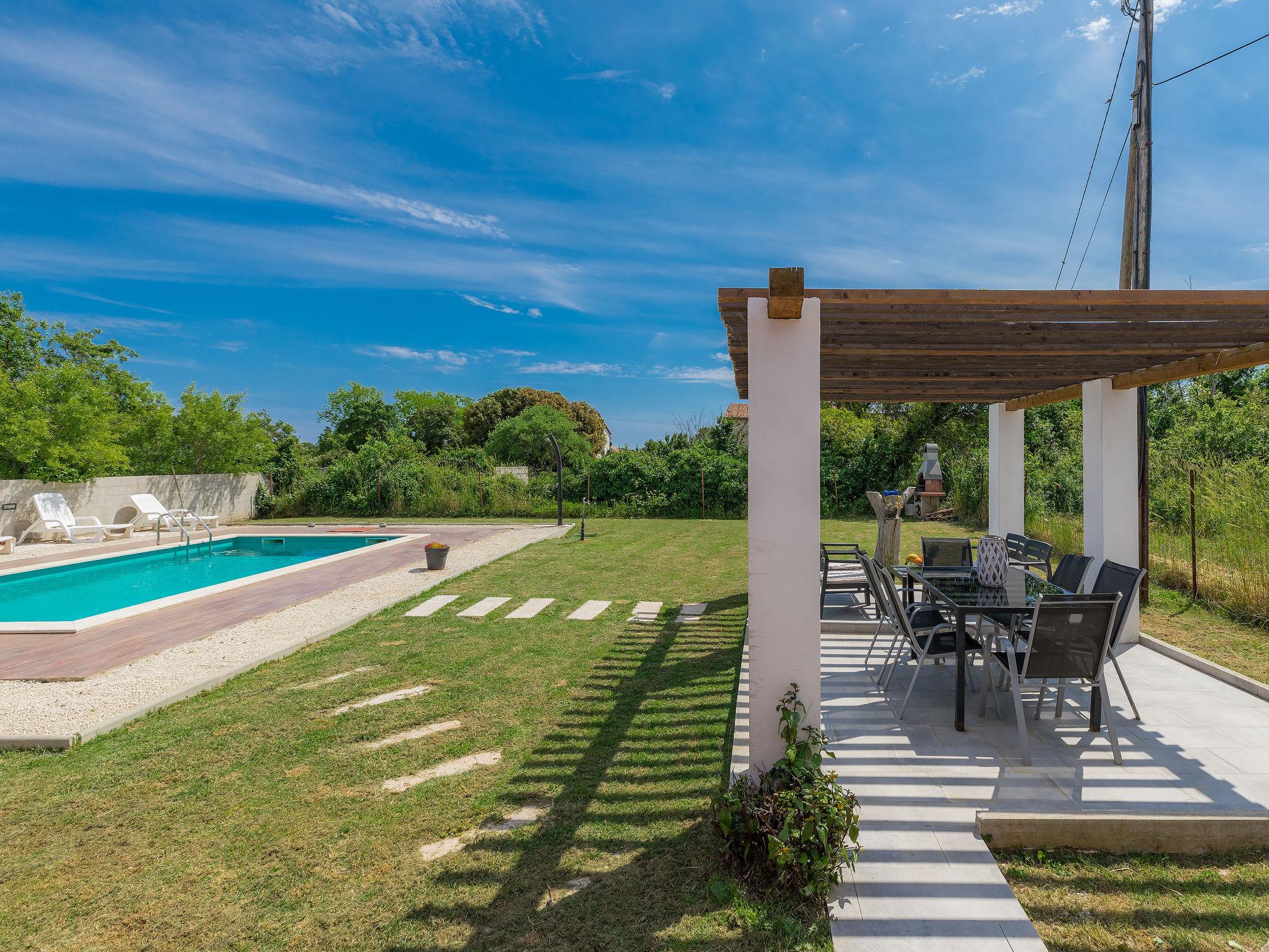 Foto 2 - Casa con 3 camere da letto a Ližnjan con piscina privata e giardino