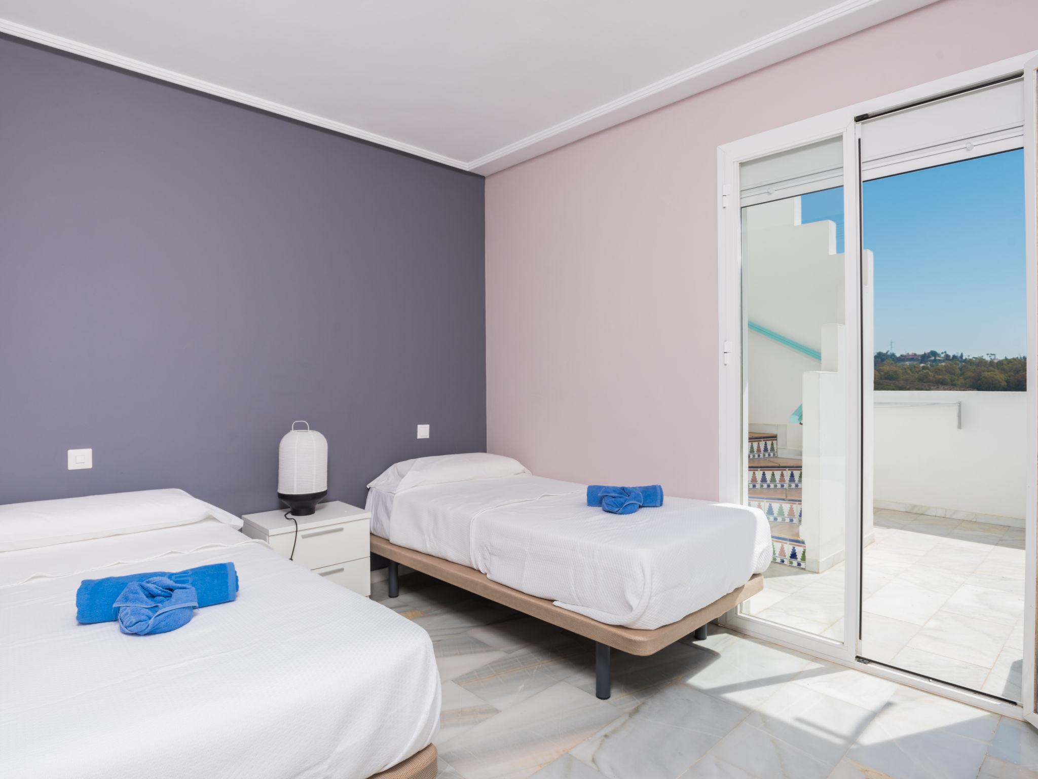 Foto 5 - Appartamento con 2 camere da letto a Estepona con piscina e vista mare