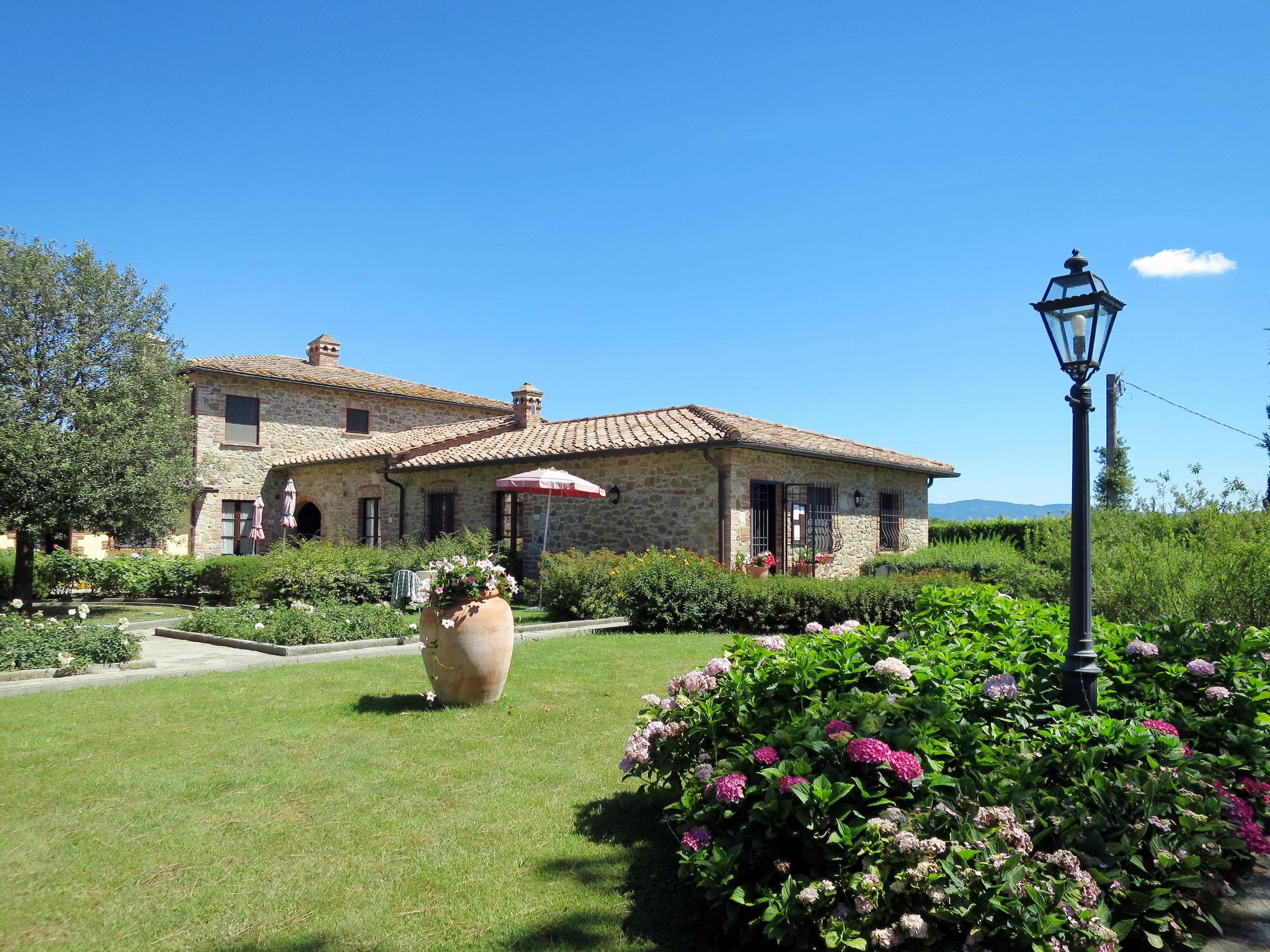 Foto 4 - Appartamento con 2 camere da letto a Castiglione del Lago con piscina e vista sulle montagne