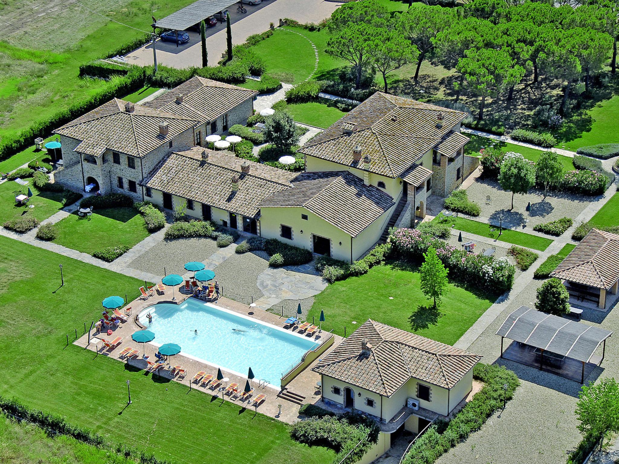 Foto 1 - Apartamento de 1 habitación en Castiglione del Lago con piscina y vistas a la montaña