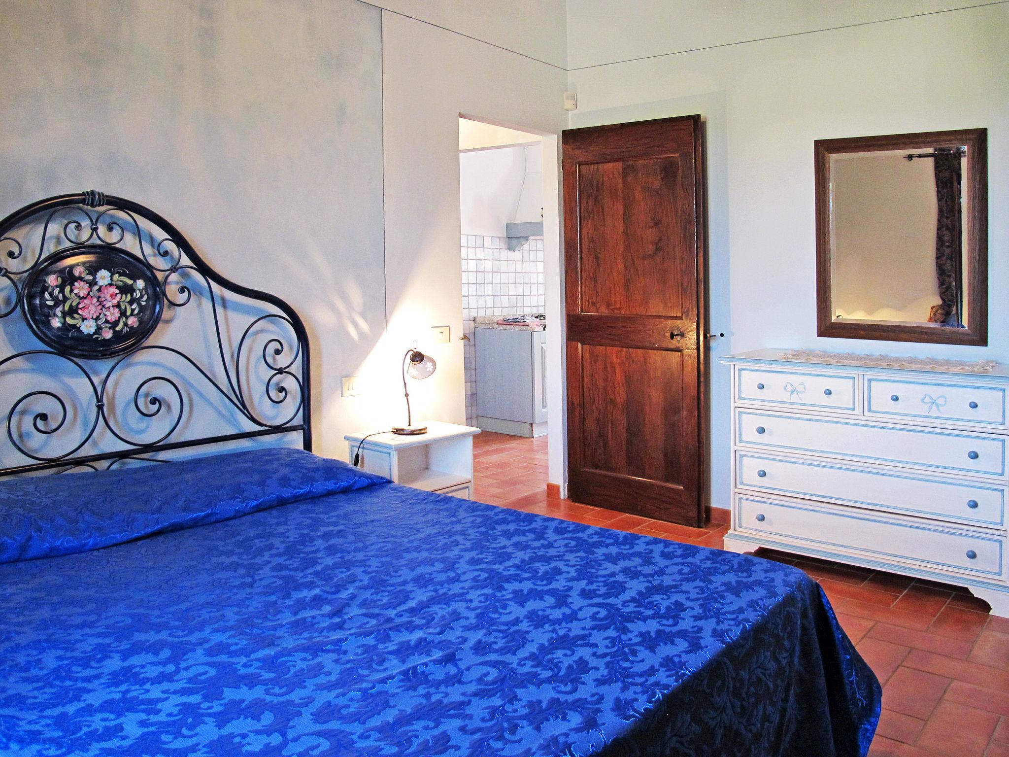 Foto 12 - Apartment mit 2 Schlafzimmern in Castiglione del Lago mit schwimmbad und blick auf die berge