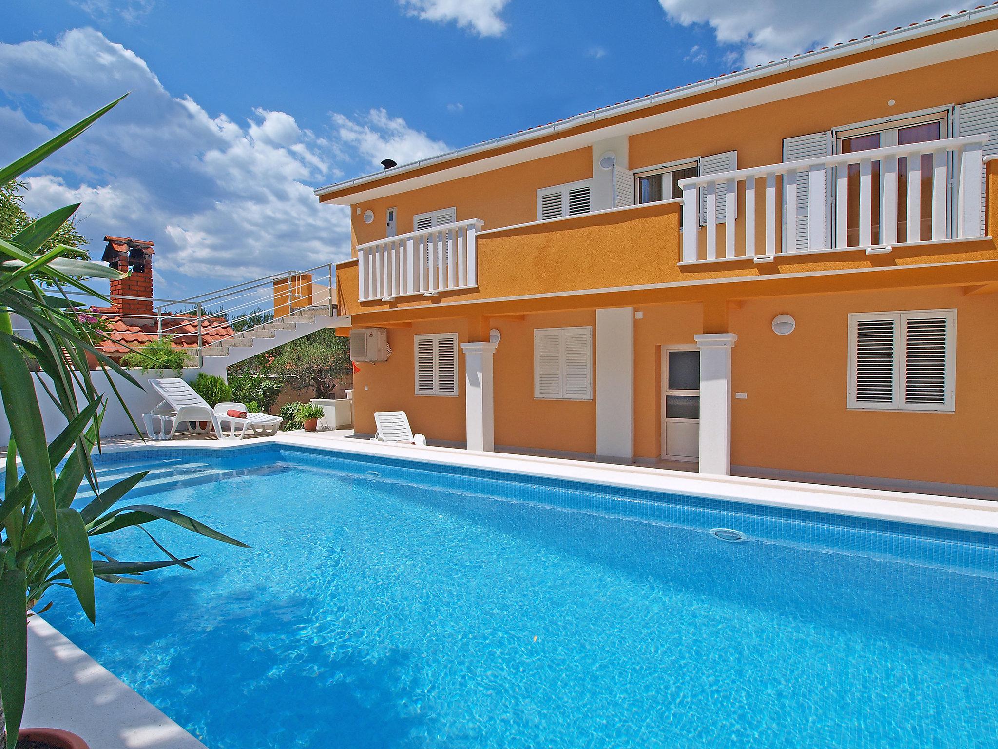 Foto 12 - Appartamento con 2 camere da letto a Trogir con piscina e vista mare