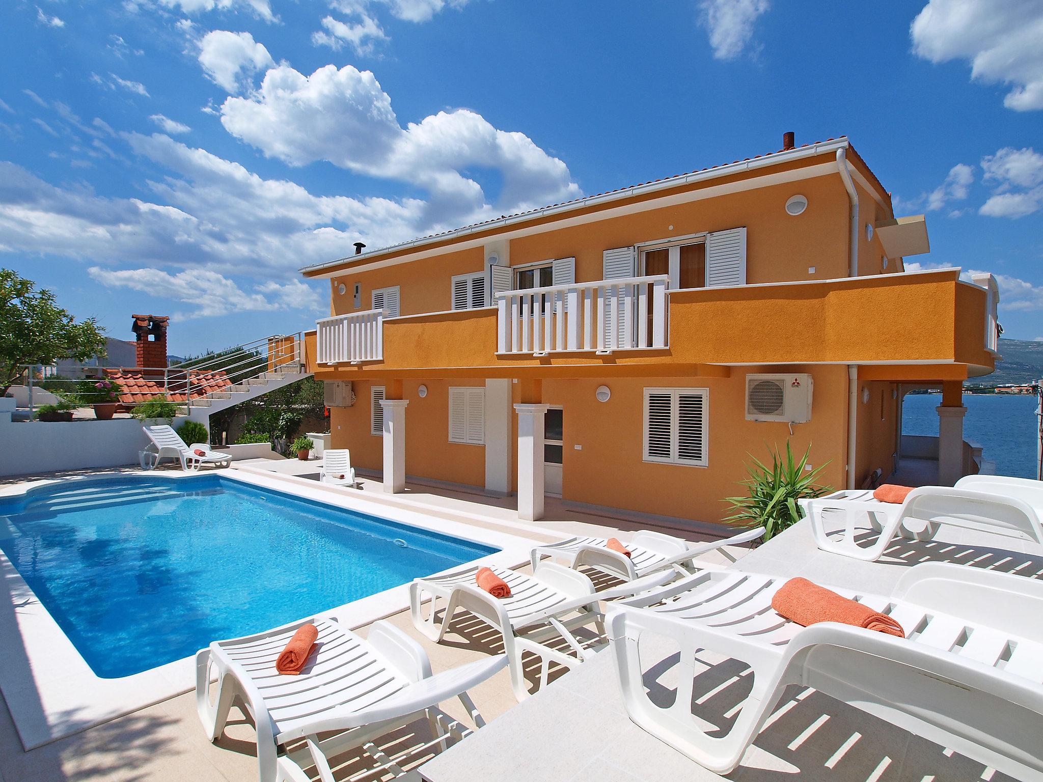 Foto 1 - Apartamento de 2 habitaciones en Trogir con piscina y vistas al mar