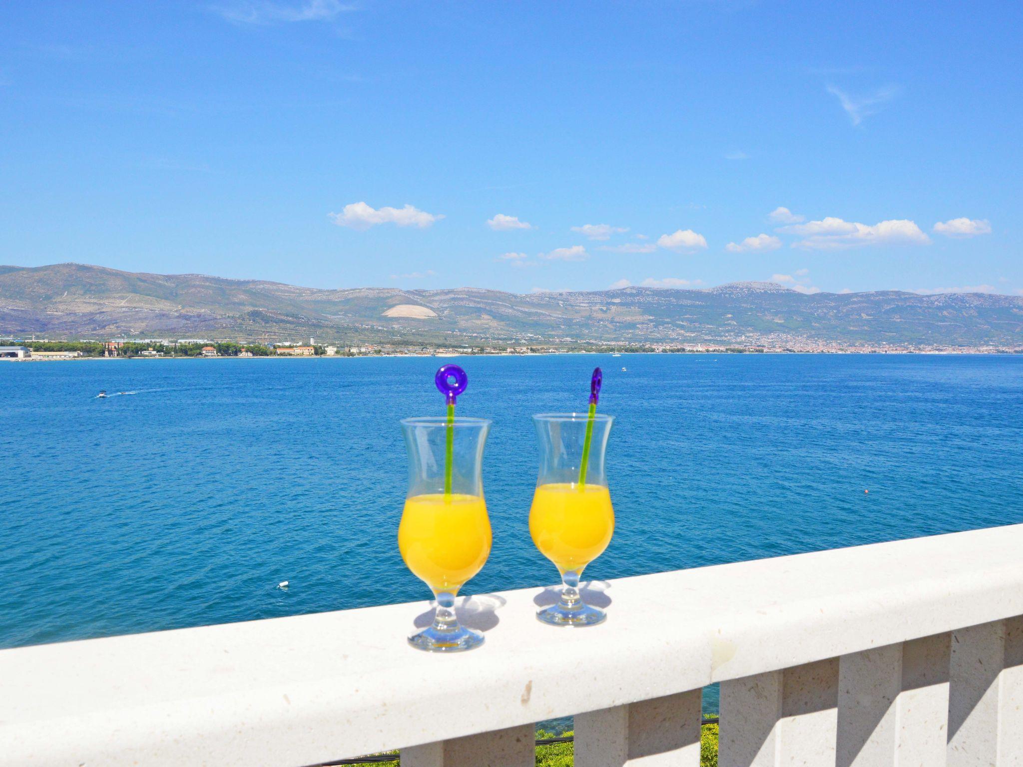 Foto 3 - Appartamento con 2 camere da letto a Trogir con piscina e vista mare