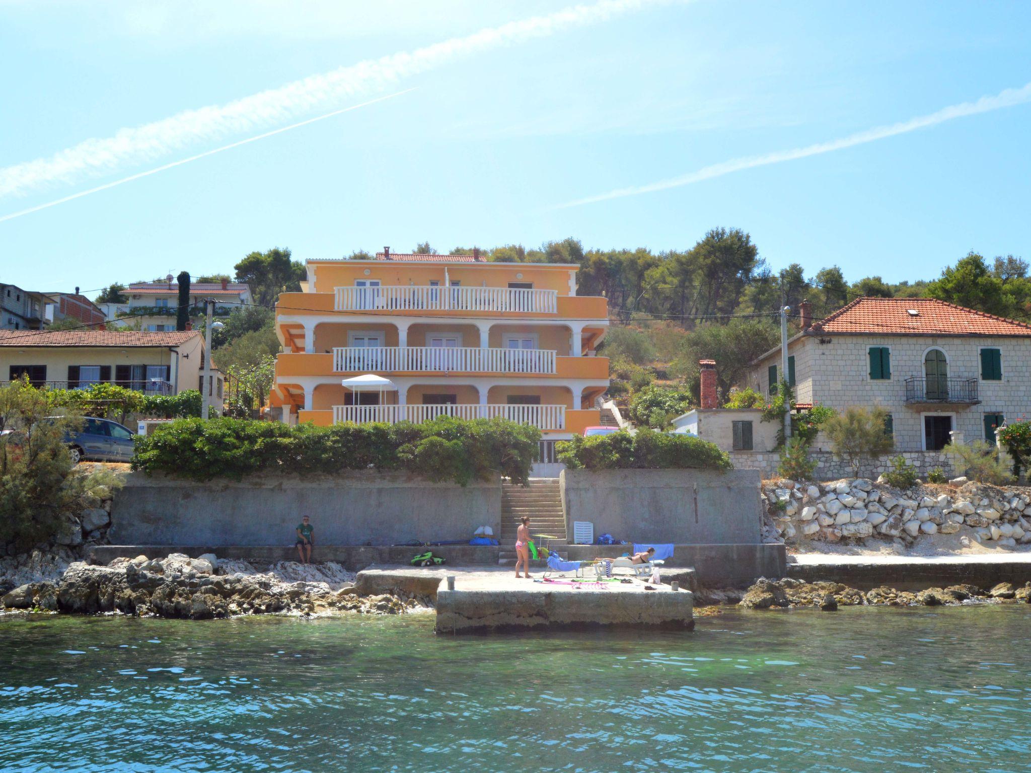 Foto 11 - Appartamento con 2 camere da letto a Trogir con piscina e giardino