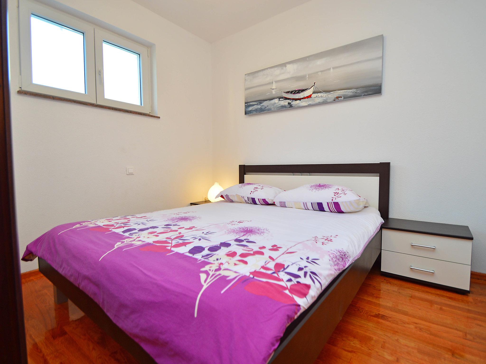 Foto 6 - Apartamento de 1 quarto em Sibenik com jardim e terraço