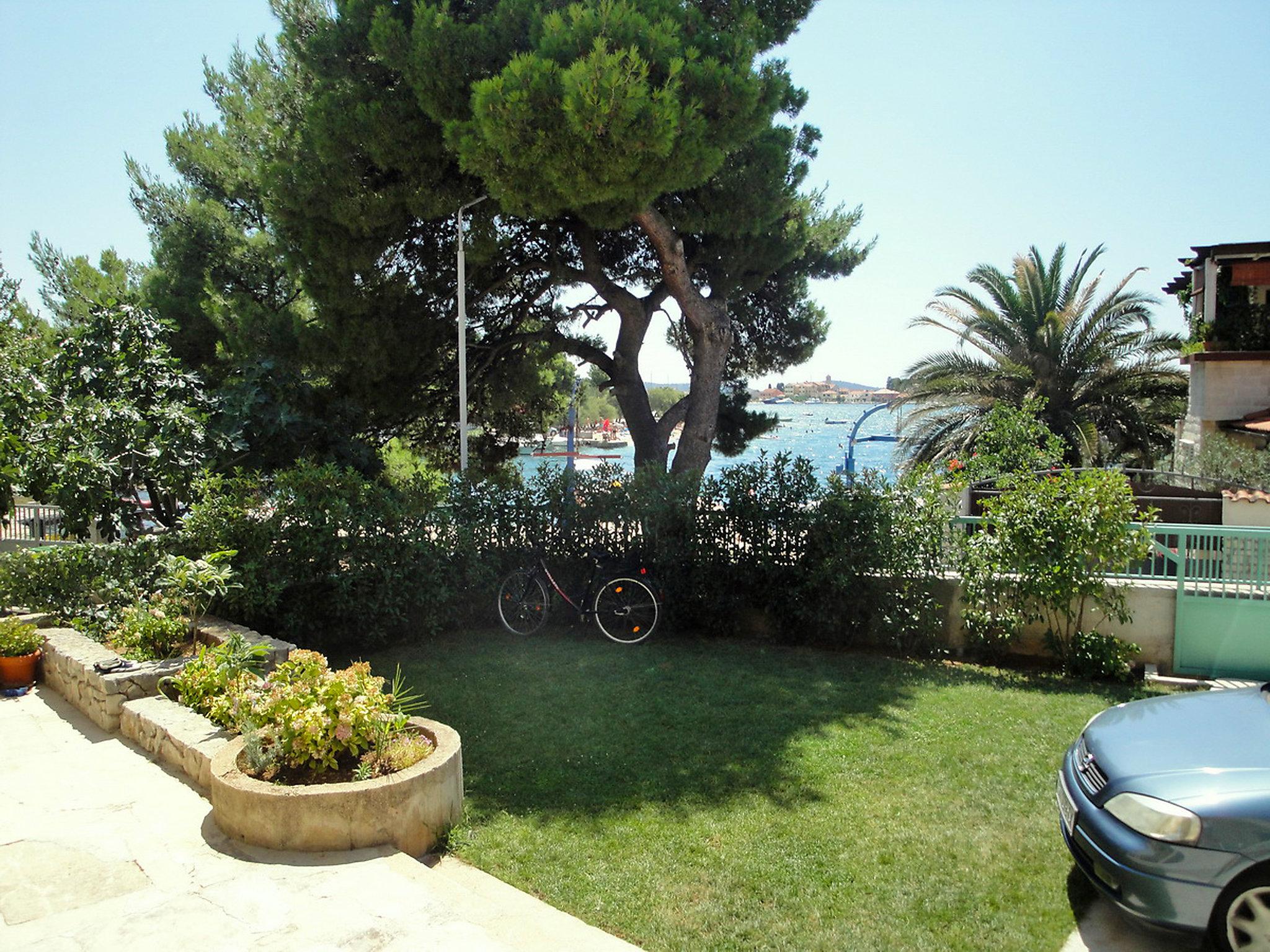 Foto 12 - Apartamento de 2 quartos em Sibenik com jardim e terraço