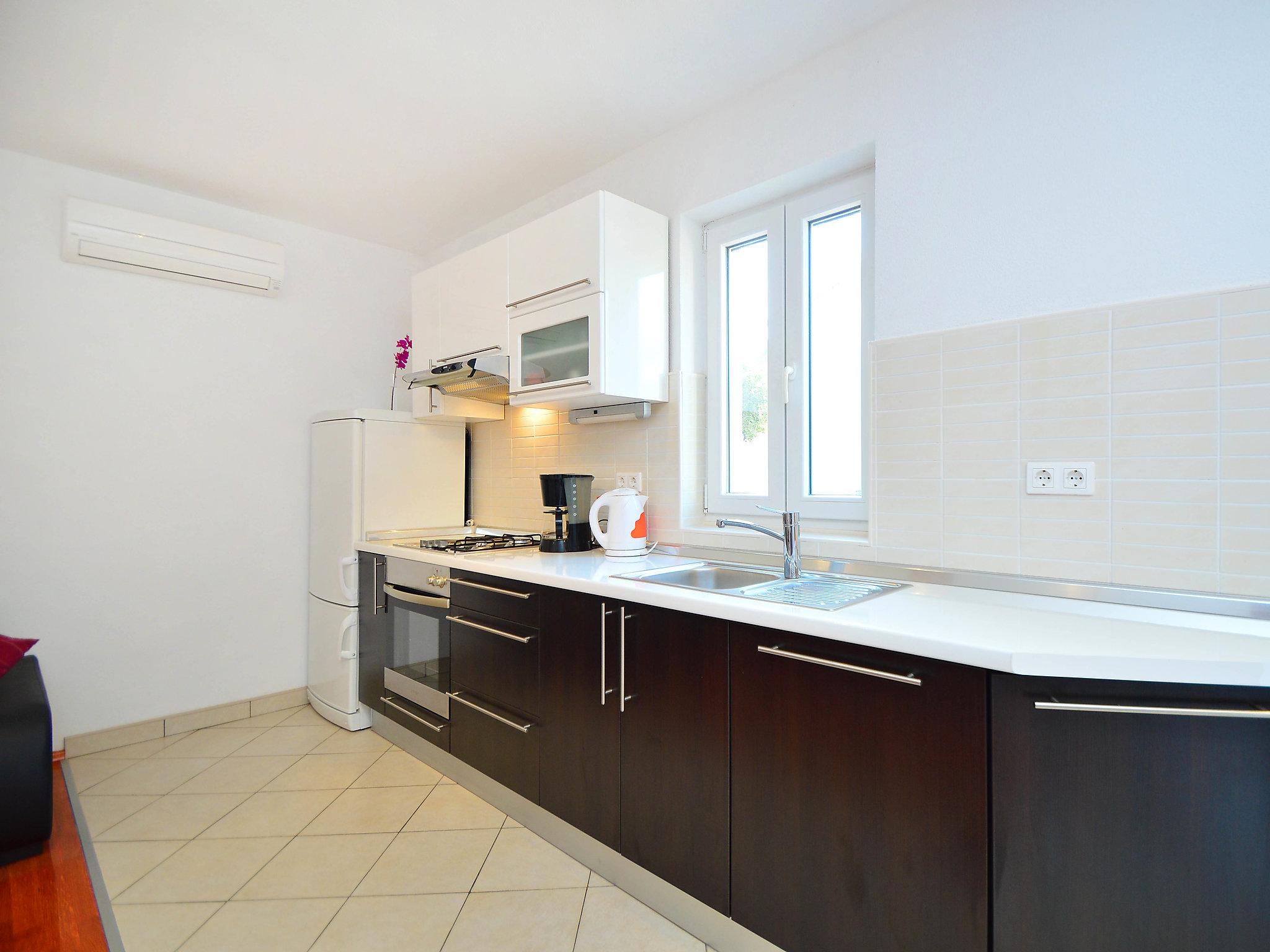 Photo 4 - 1 bedroom Apartment in Sibenik with garden and terrace