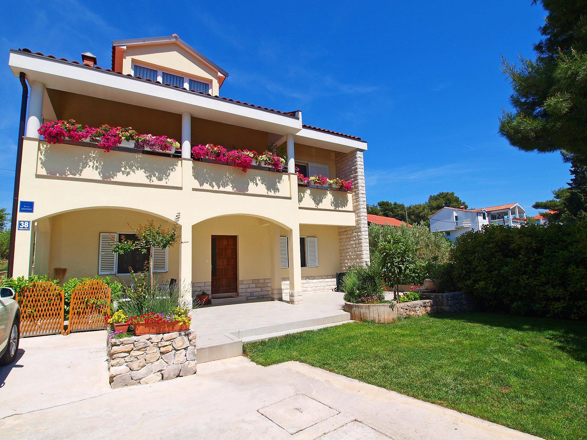 Foto 1 - Apartamento de 2 habitaciones en Sibenik con terraza y vistas al mar