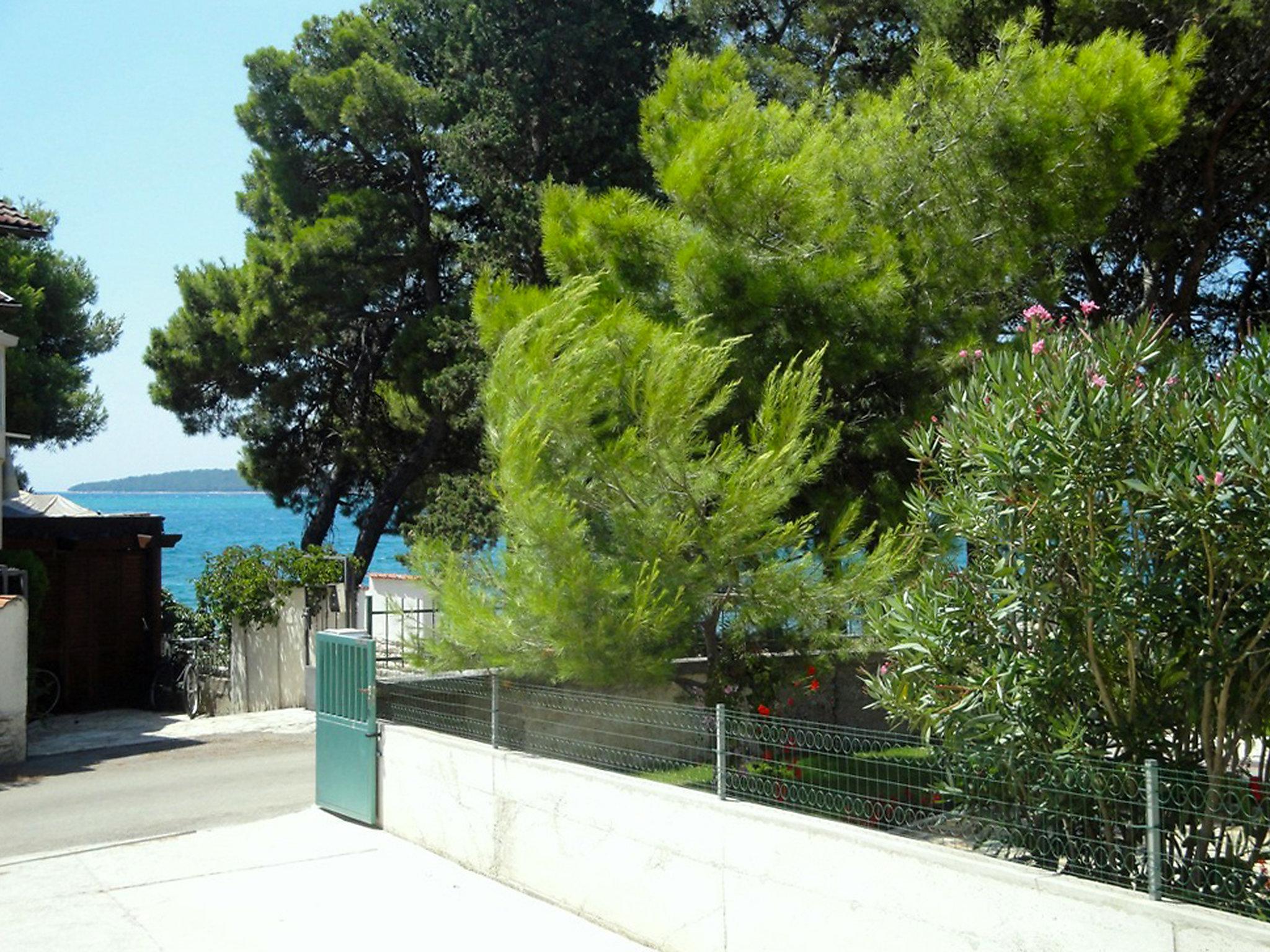 Foto 14 - Apartamento de 2 quartos em Sibenik com jardim e terraço