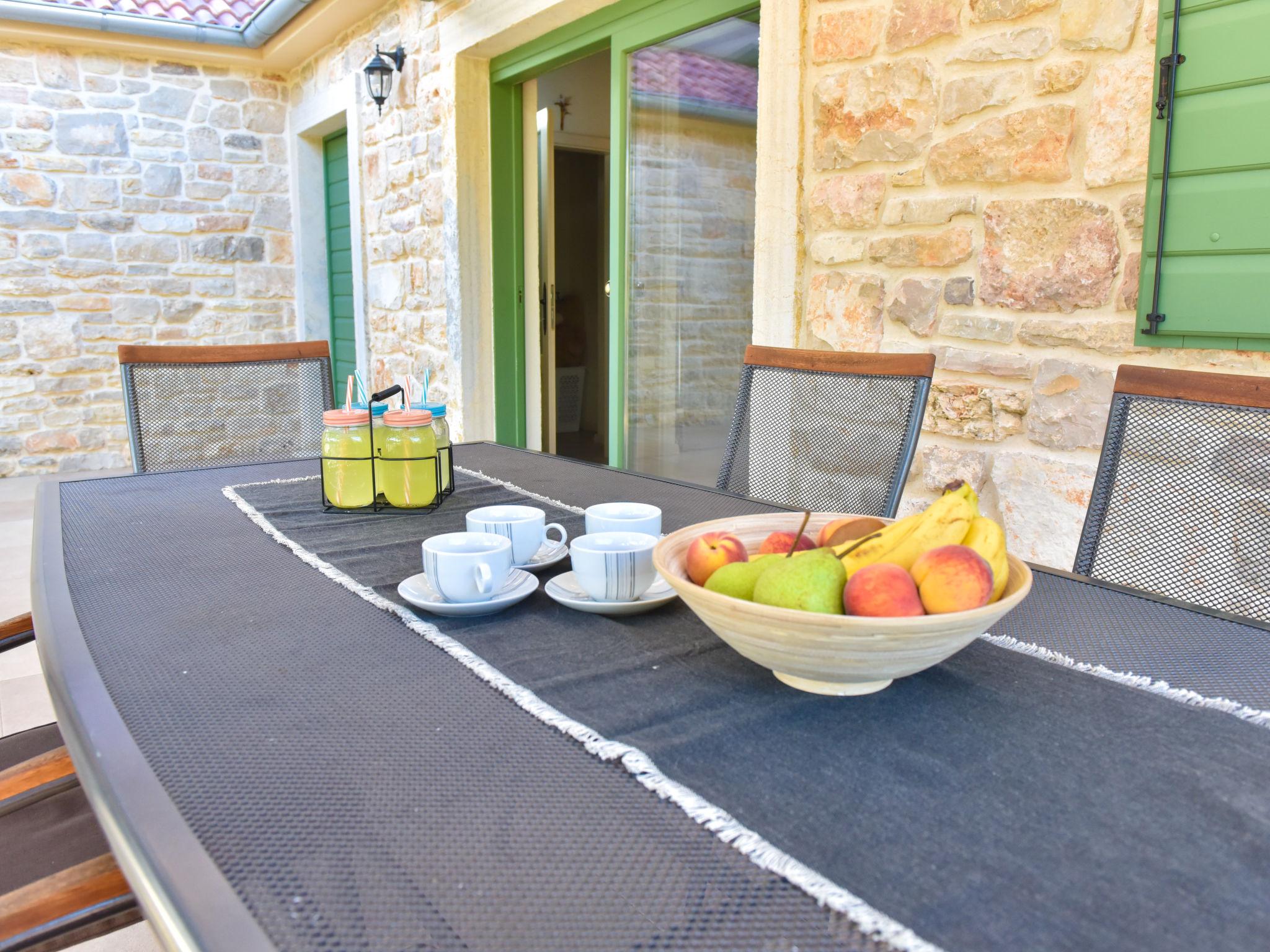 Photo 20 - Maison de 2 chambres à Sukošan avec piscine privée et terrasse