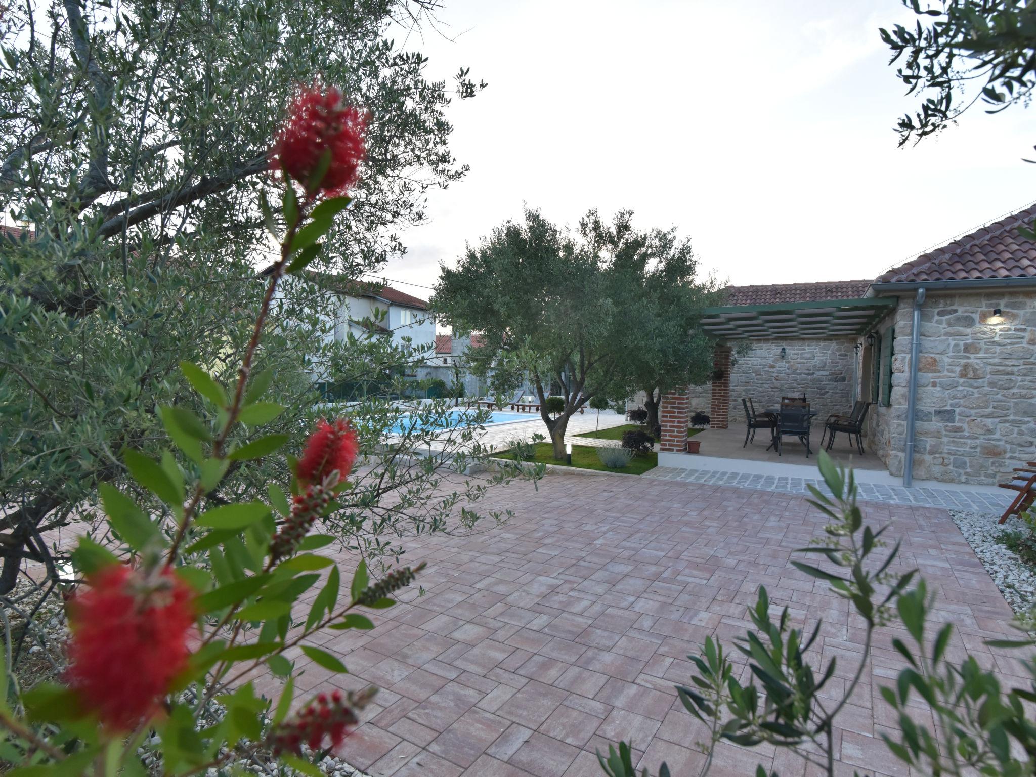 Photo 23 - Maison de 2 chambres à Sukošan avec piscine privée et jardin