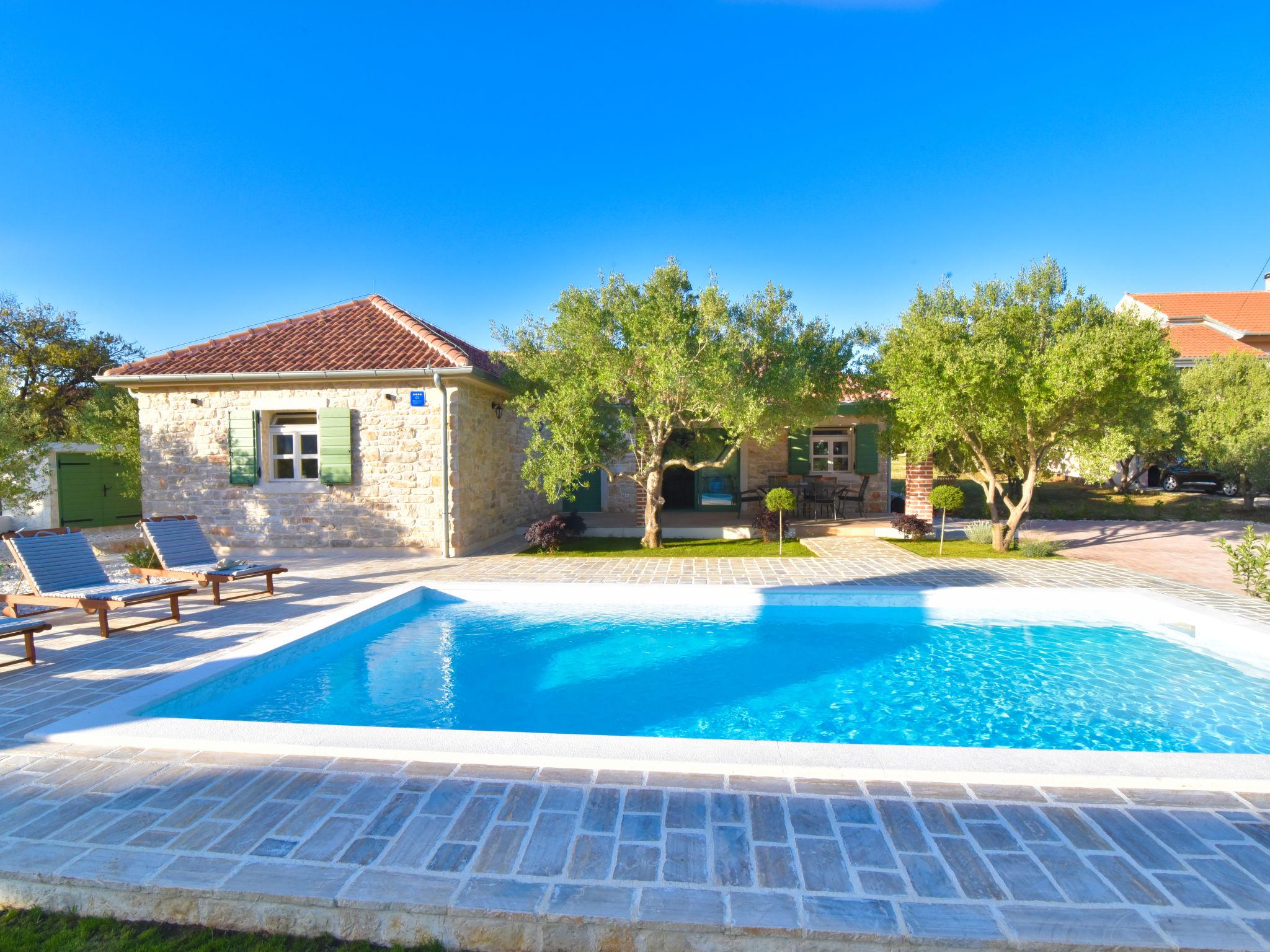 Foto 1 - Casa de 2 quartos em Sukošan com piscina privada e terraço