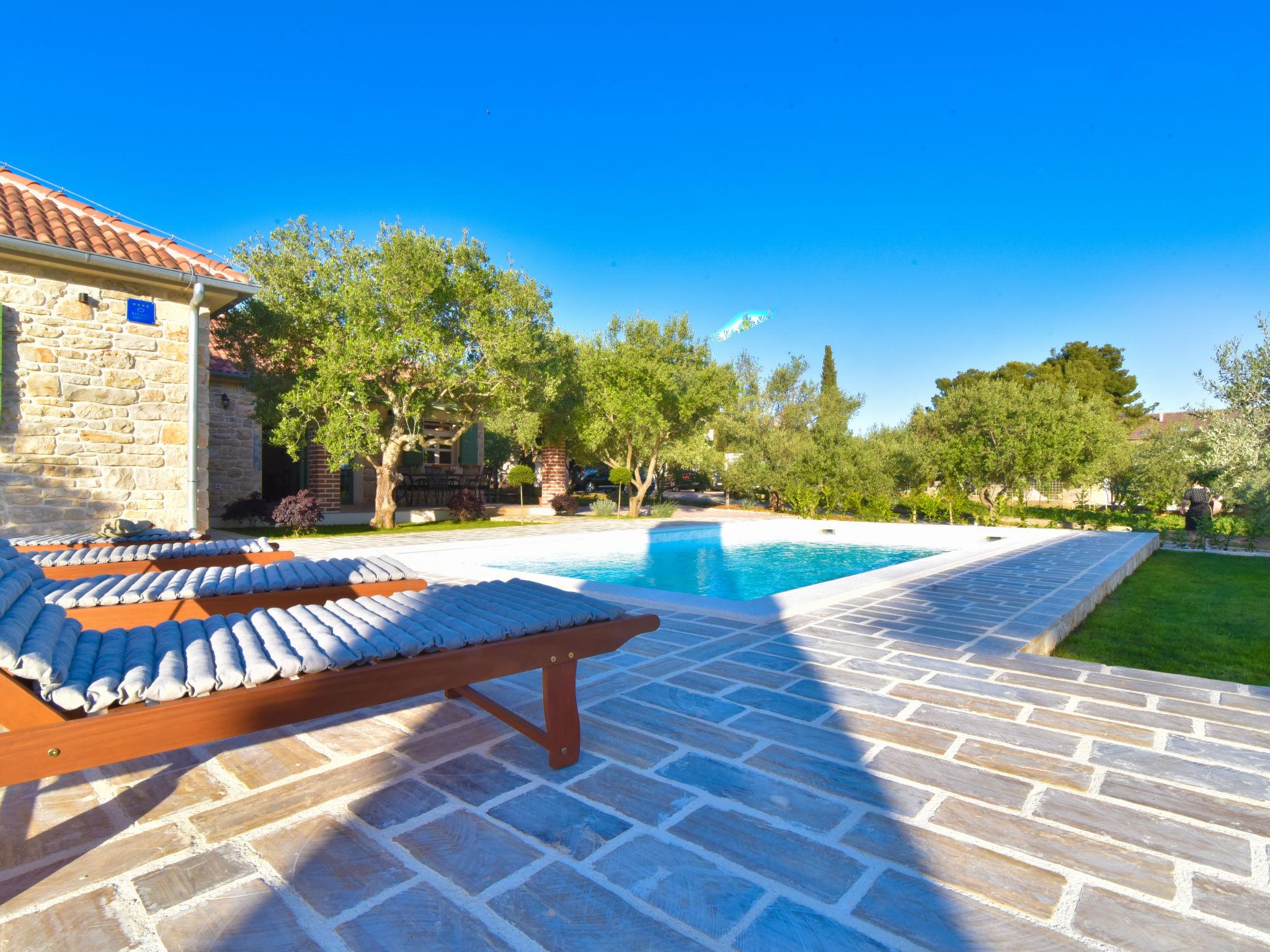 Photo 2 - Maison de 2 chambres à Sukošan avec piscine privée et jardin