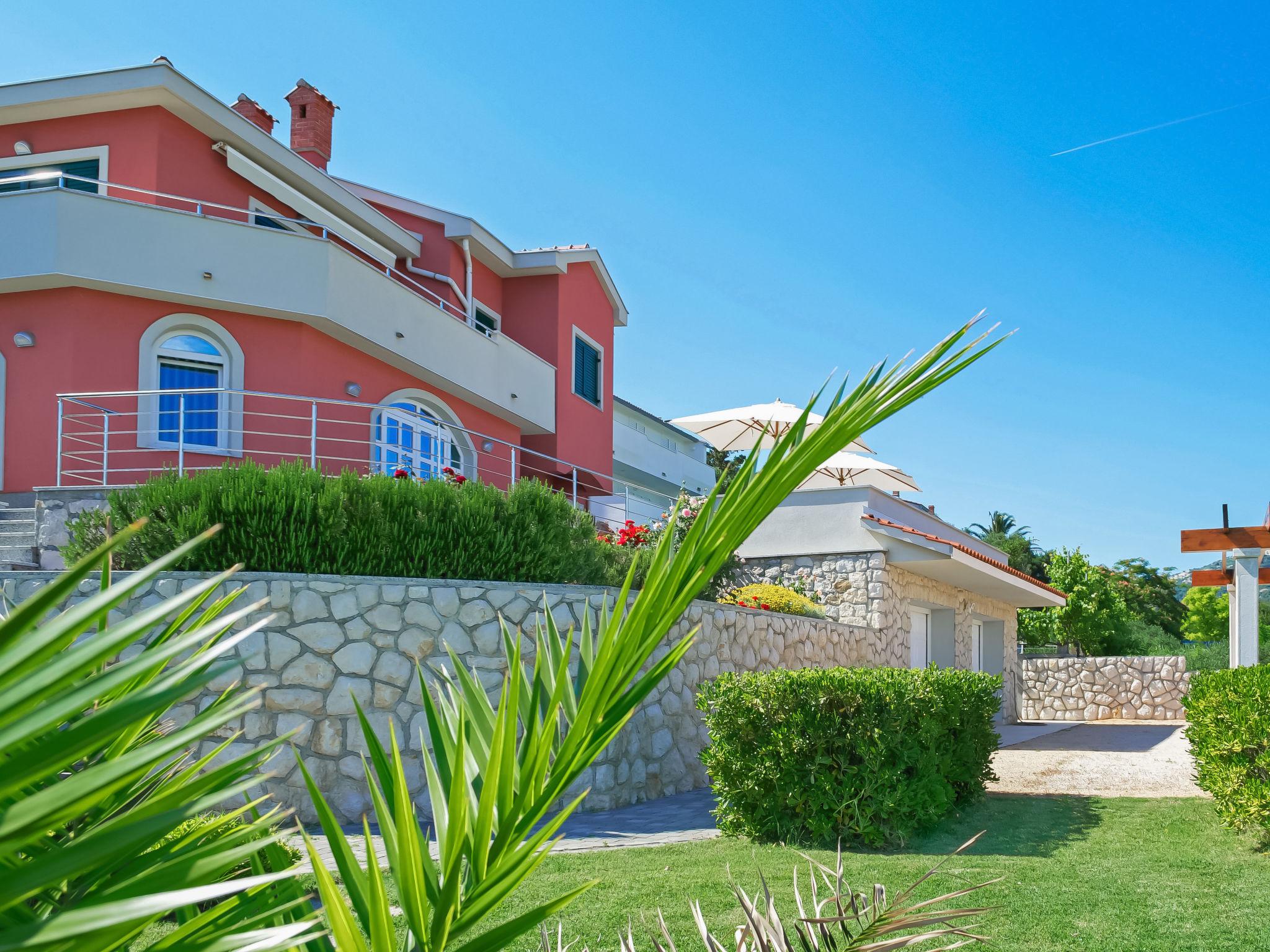 Photo 1 - Appartement de 1 chambre à Rab avec jardin et vues à la mer