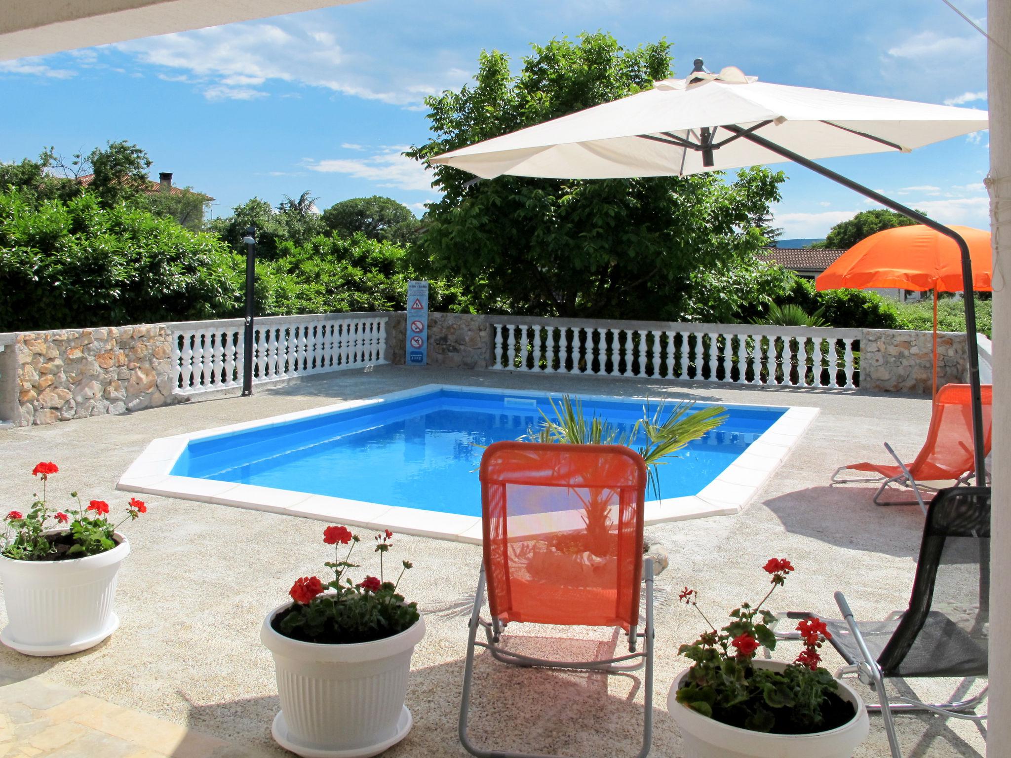 Foto 1 - Apartamento de 2 habitaciones en Krk con piscina y vistas al mar