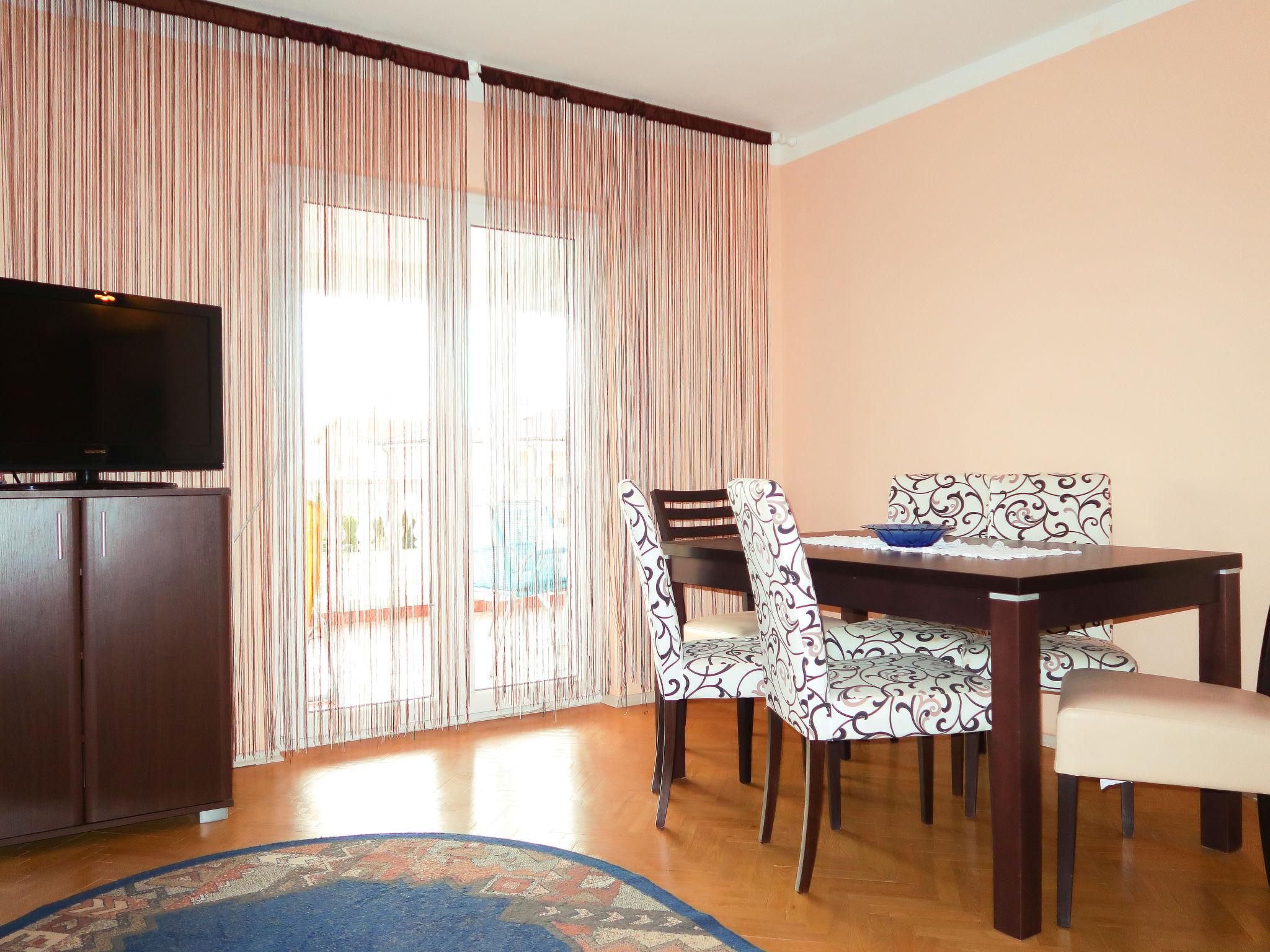 Photo 10 - 2 bedroom Apartment in Krk with swimming pool and garden