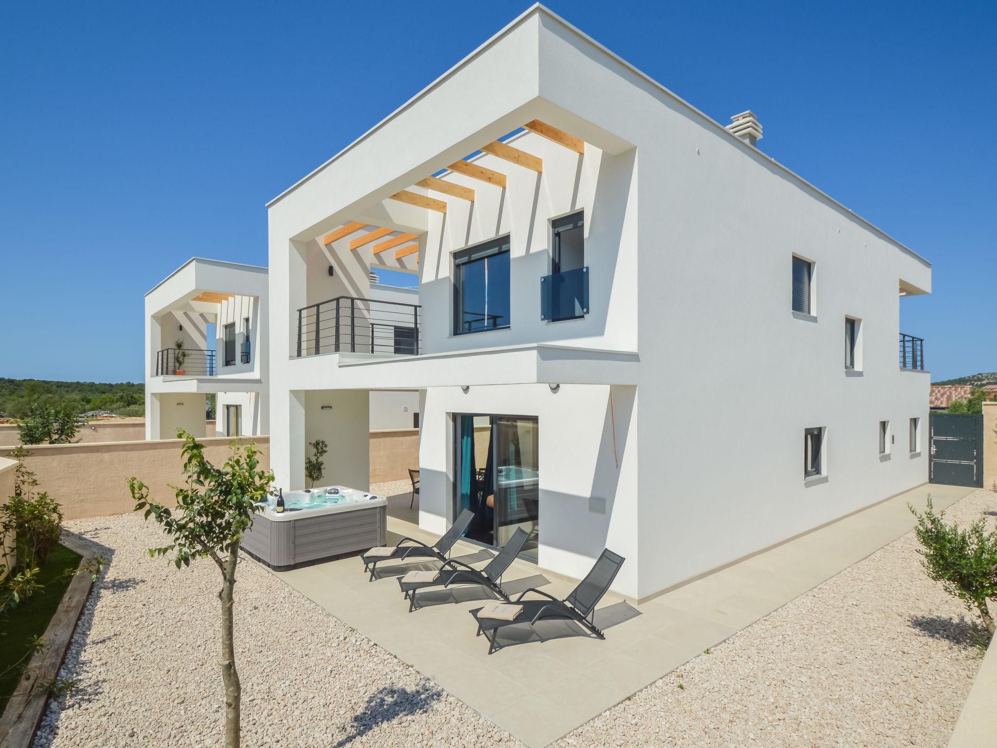 Photo 1 - Maison de 3 chambres à Tisno avec jardin et terrasse