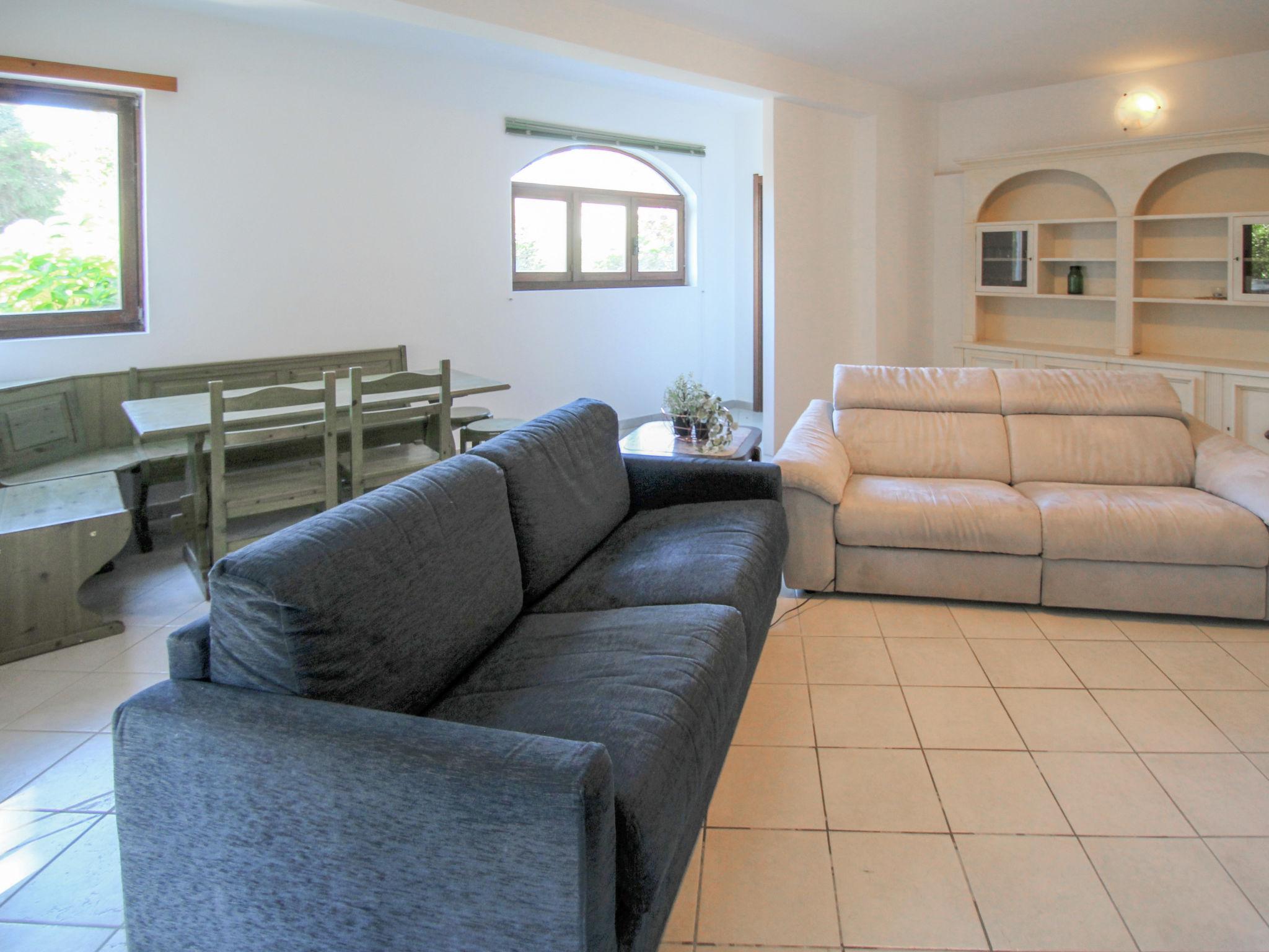 Photo 6 - 2 bedroom Apartment in Luino with swimming pool and garden