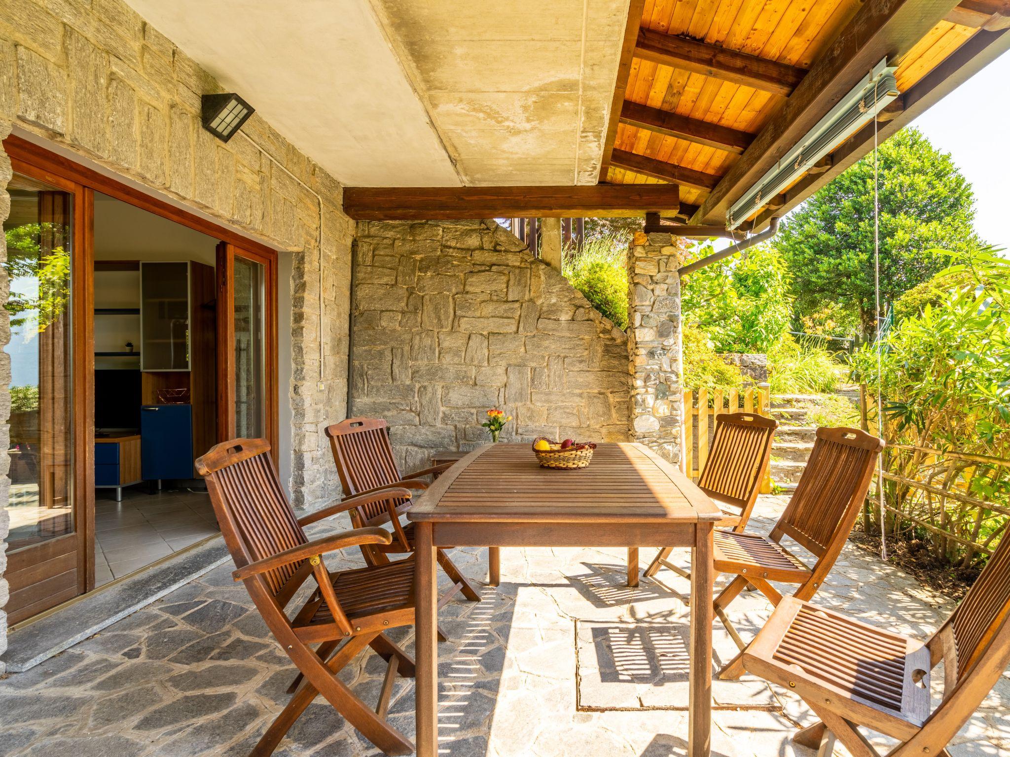 Photo 4 - Appartement de 2 chambres à Luino avec piscine et vues sur la montagne