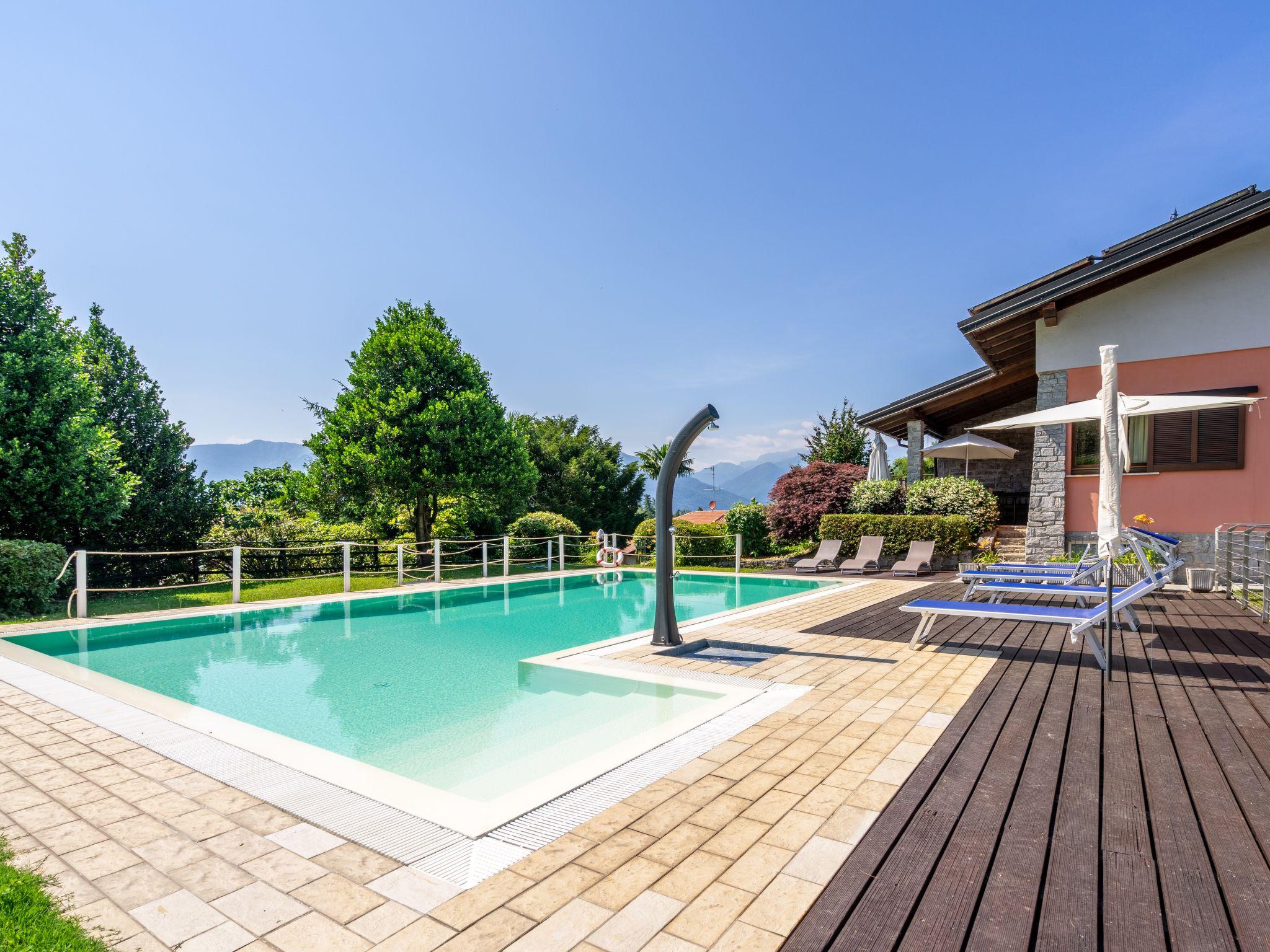 Foto 3 - Apartamento de 2 habitaciones en Luino con piscina y vistas a la montaña