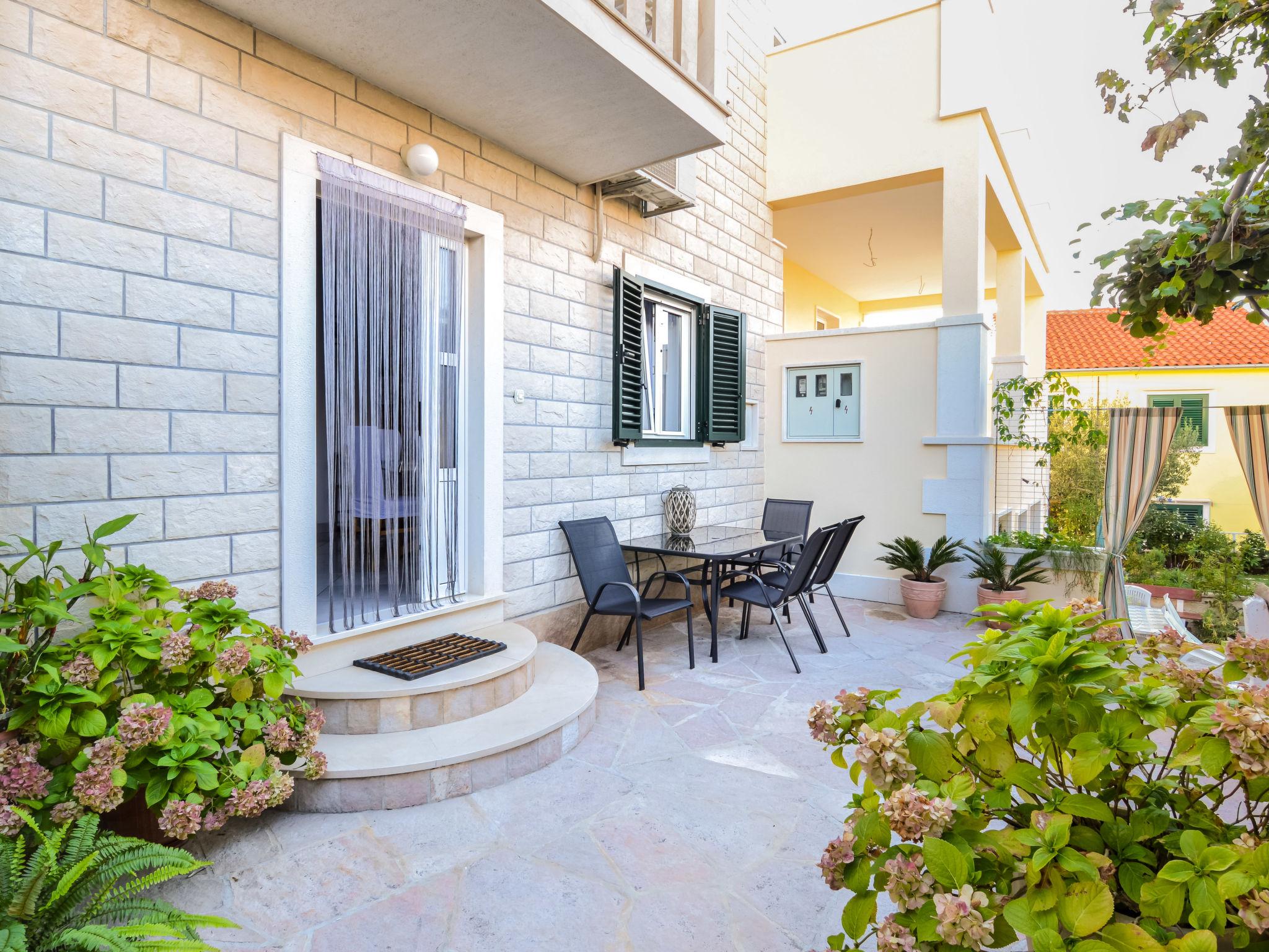 Photo 3 - Maison de 4 chambres à Supetar avec jardin et terrasse