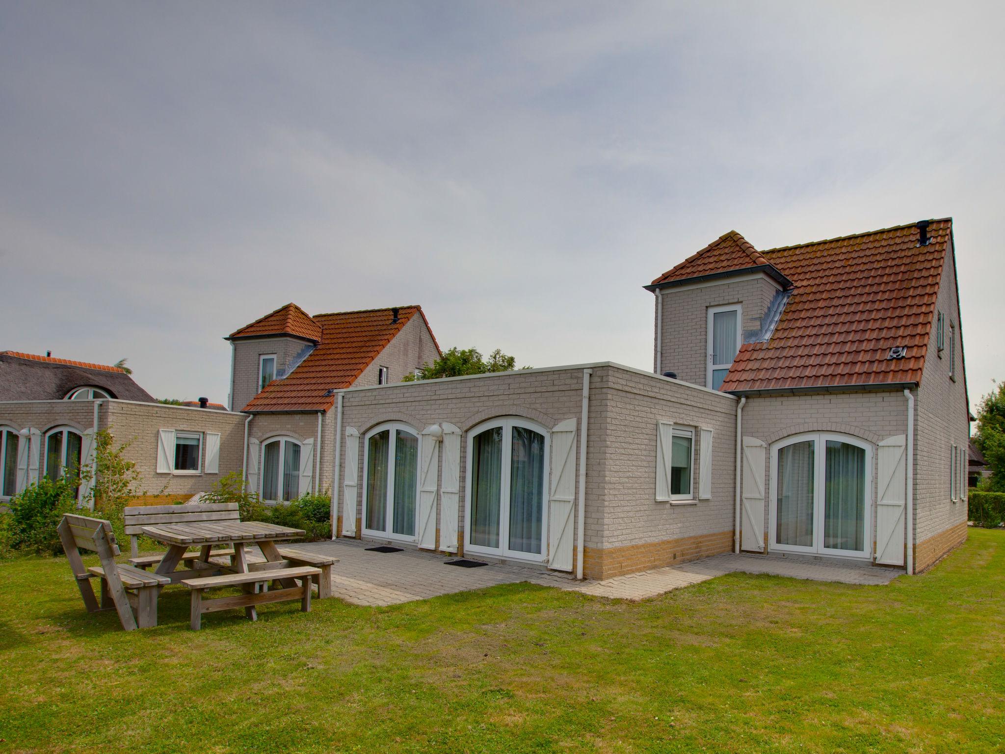 Photo 1 - Maison de 4 chambres à Hellevoetsluis avec piscine et jardin