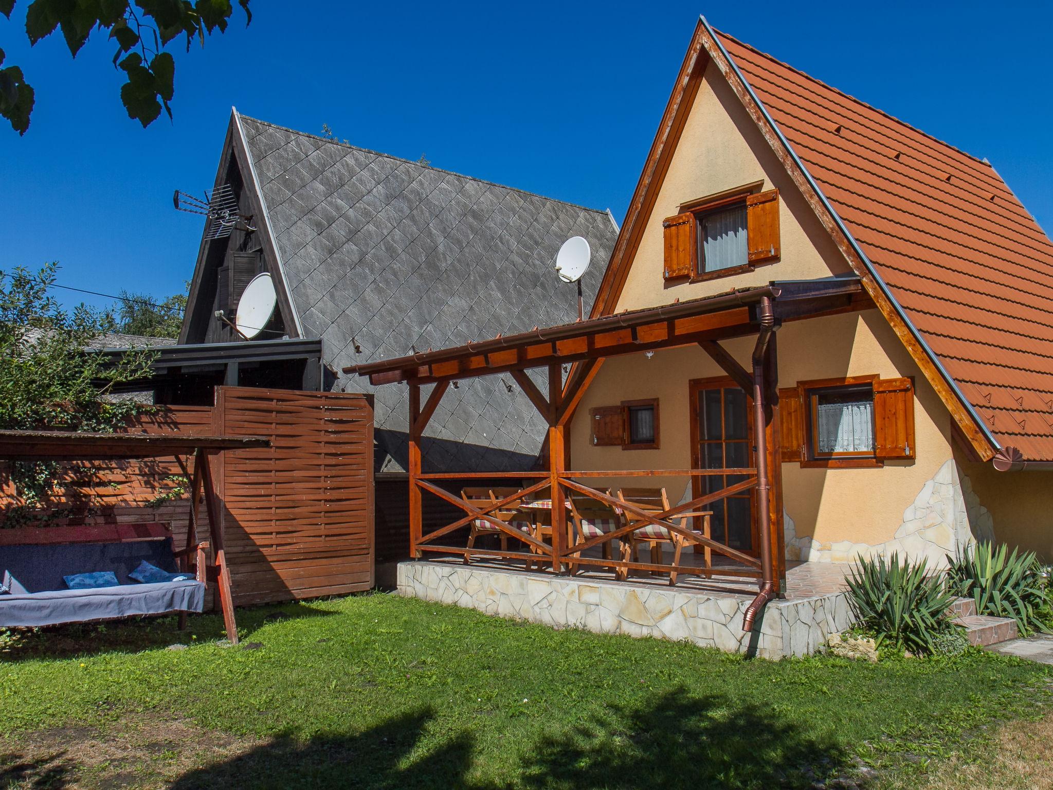 Foto 1 - Casa de 2 habitaciones en Balatonmáriafürdő con jardín y terraza