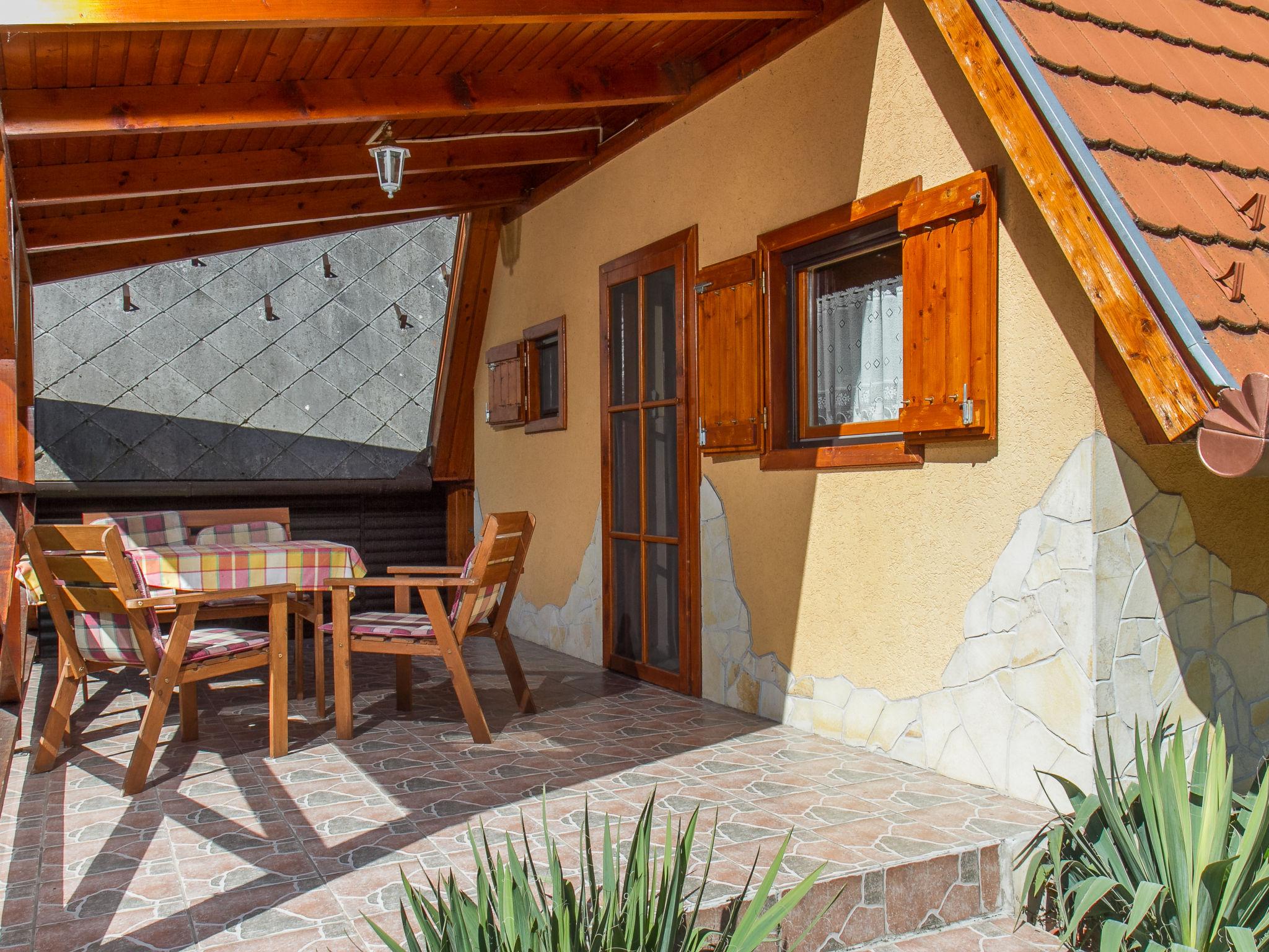 Photo 2 - Maison de 2 chambres à Balatonmáriafürdő avec jardin et terrasse