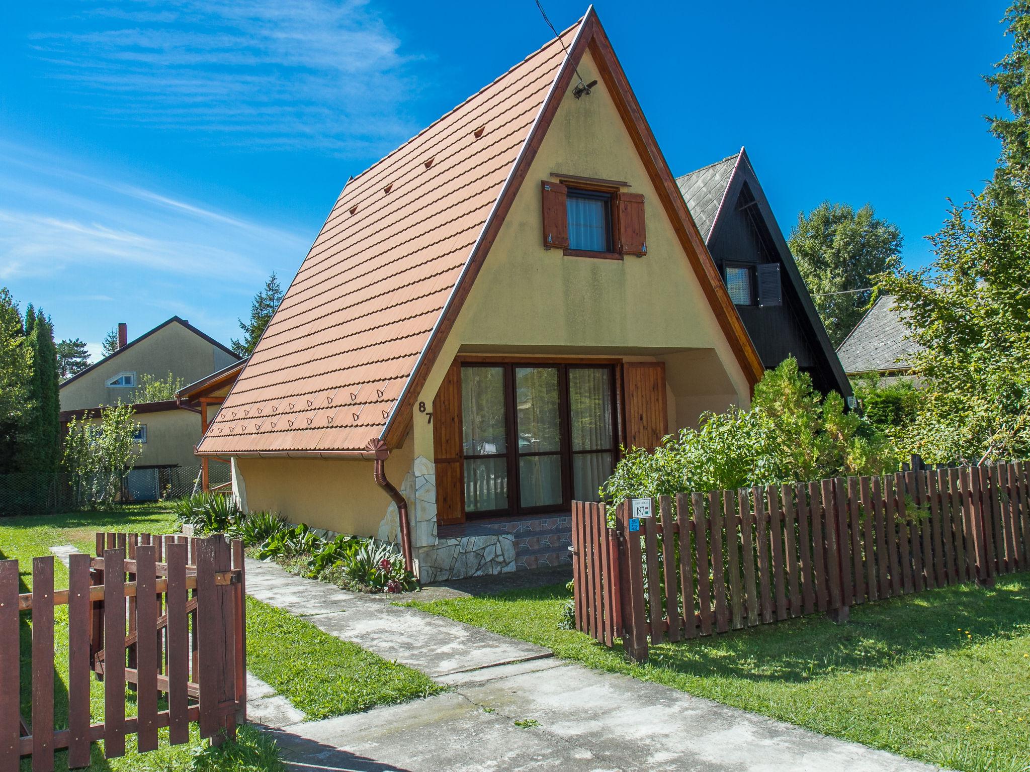 Foto 9 - Haus mit 2 Schlafzimmern in Balatonmáriafürdő mit garten und terrasse