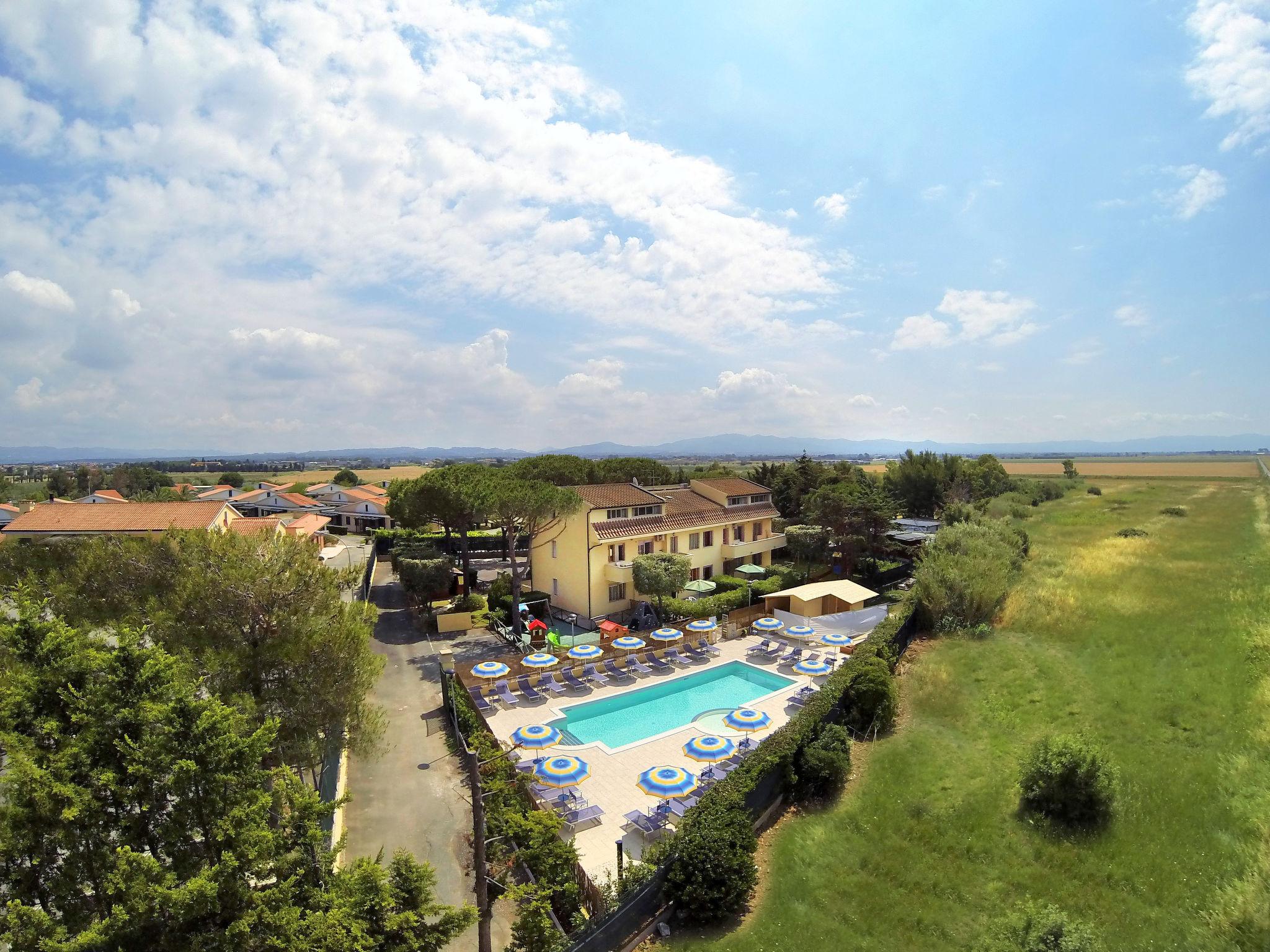 Photo 1 - Appartement de 2 chambres à Cecina avec piscine et vues à la mer