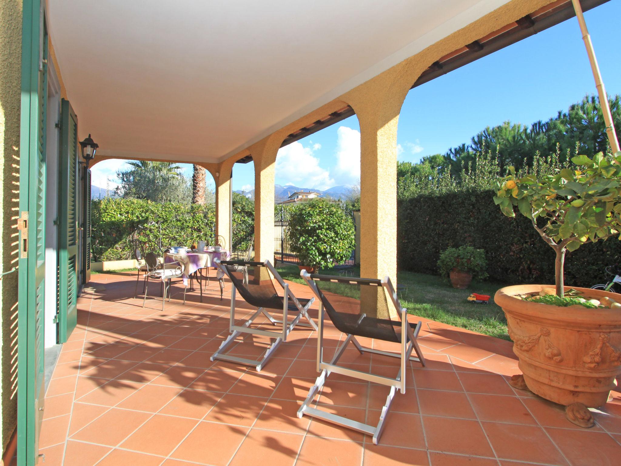 Photo 38 - 4 bedroom House in Forte dei Marmi with garden and sea view