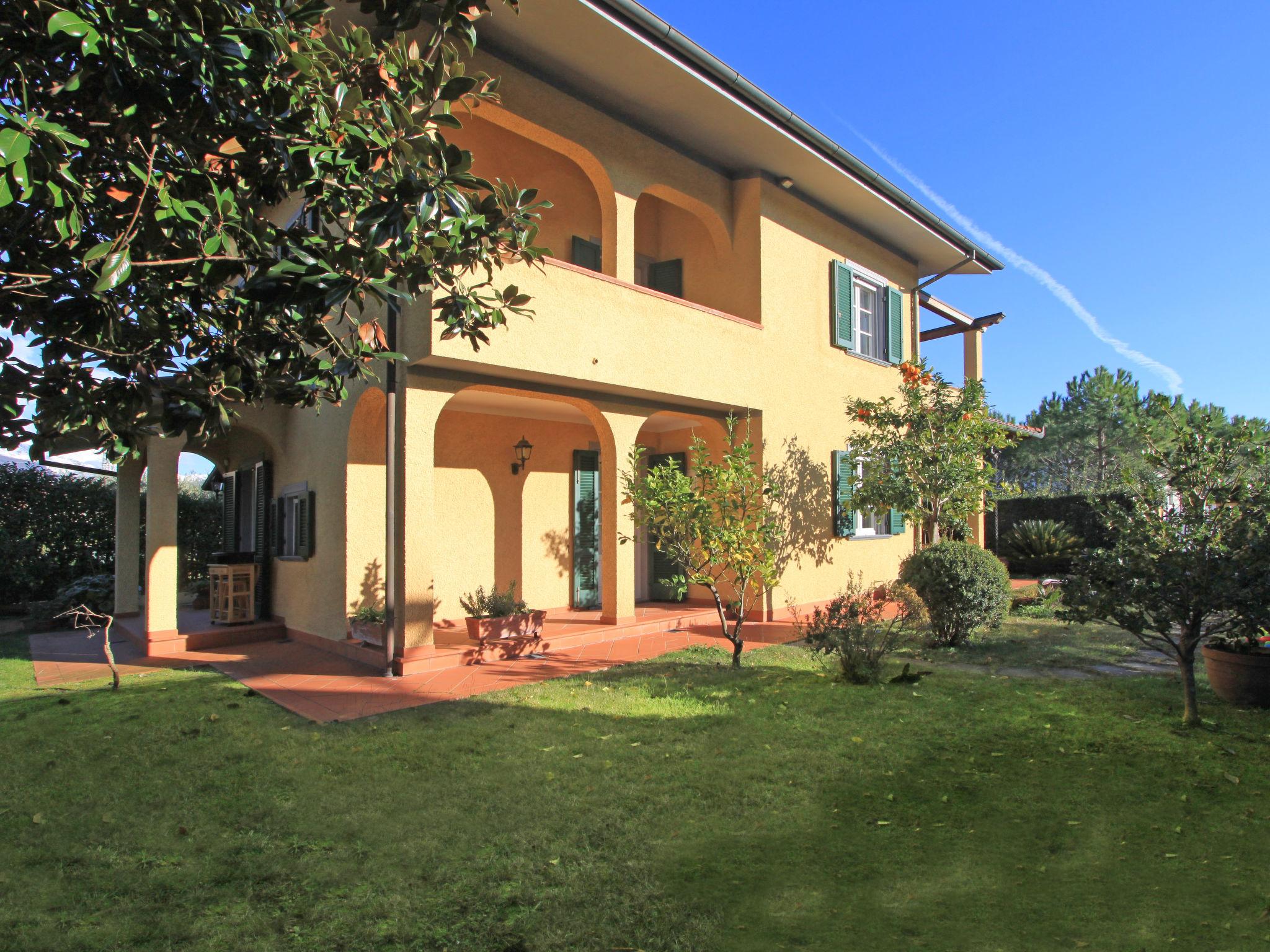 Foto 2 - Casa de 4 habitaciones en Forte dei Marmi con jardín y vistas al mar