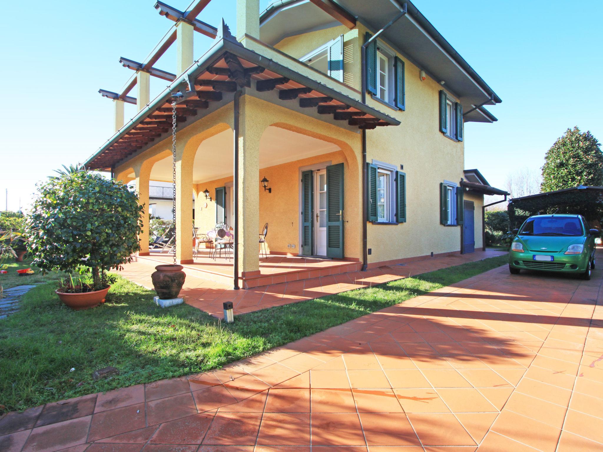 Foto 35 - Casa de 4 habitaciones en Forte dei Marmi con jardín y vistas al mar