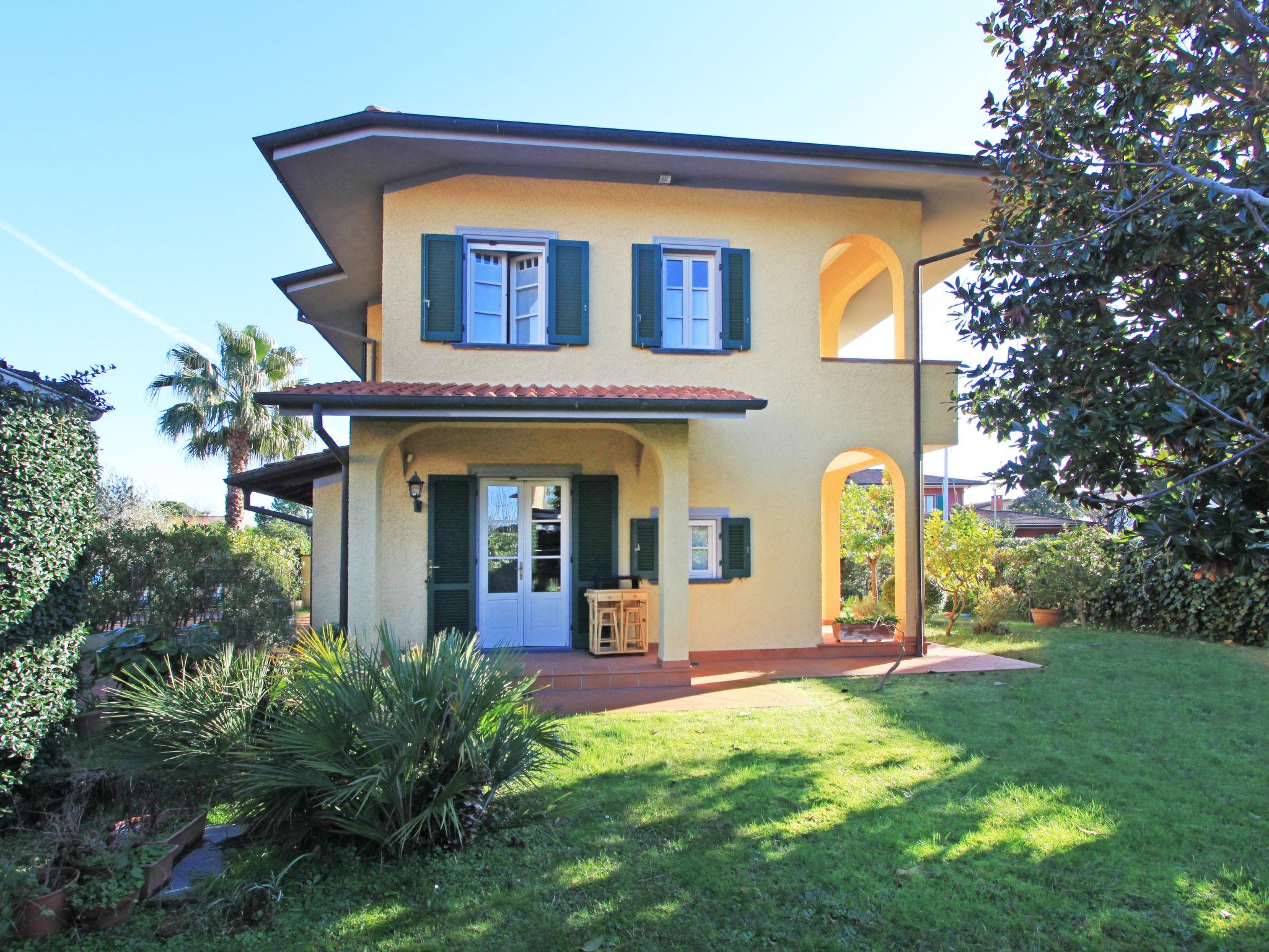 Foto 1 - Casa de 4 habitaciones en Forte dei Marmi con jardín y vistas al mar