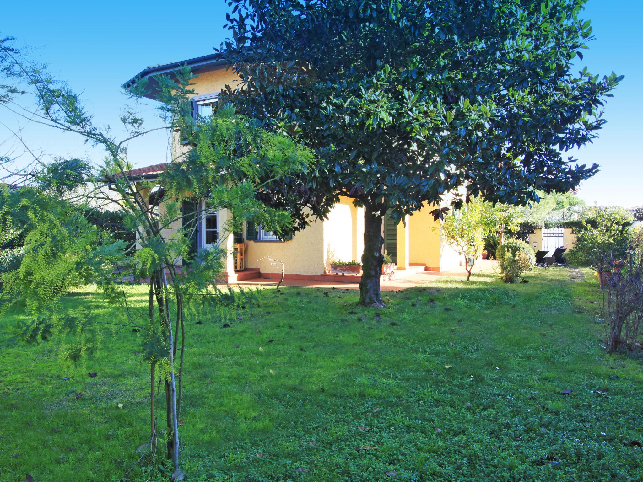 Foto 37 - Casa con 4 camere da letto a Forte dei Marmi con giardino e terrazza