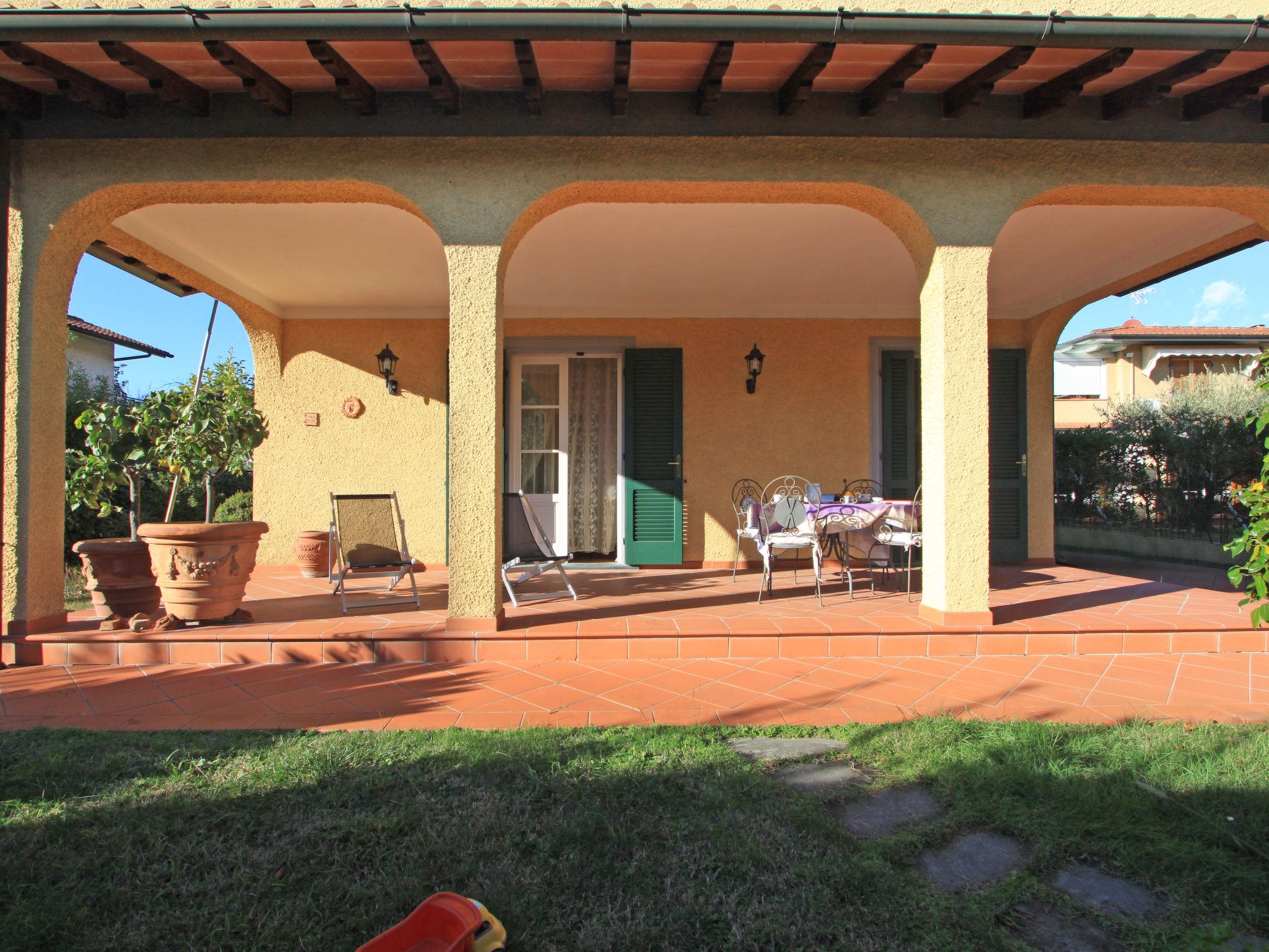 Photo 3 - Maison de 4 chambres à Forte dei Marmi avec jardin et vues à la mer