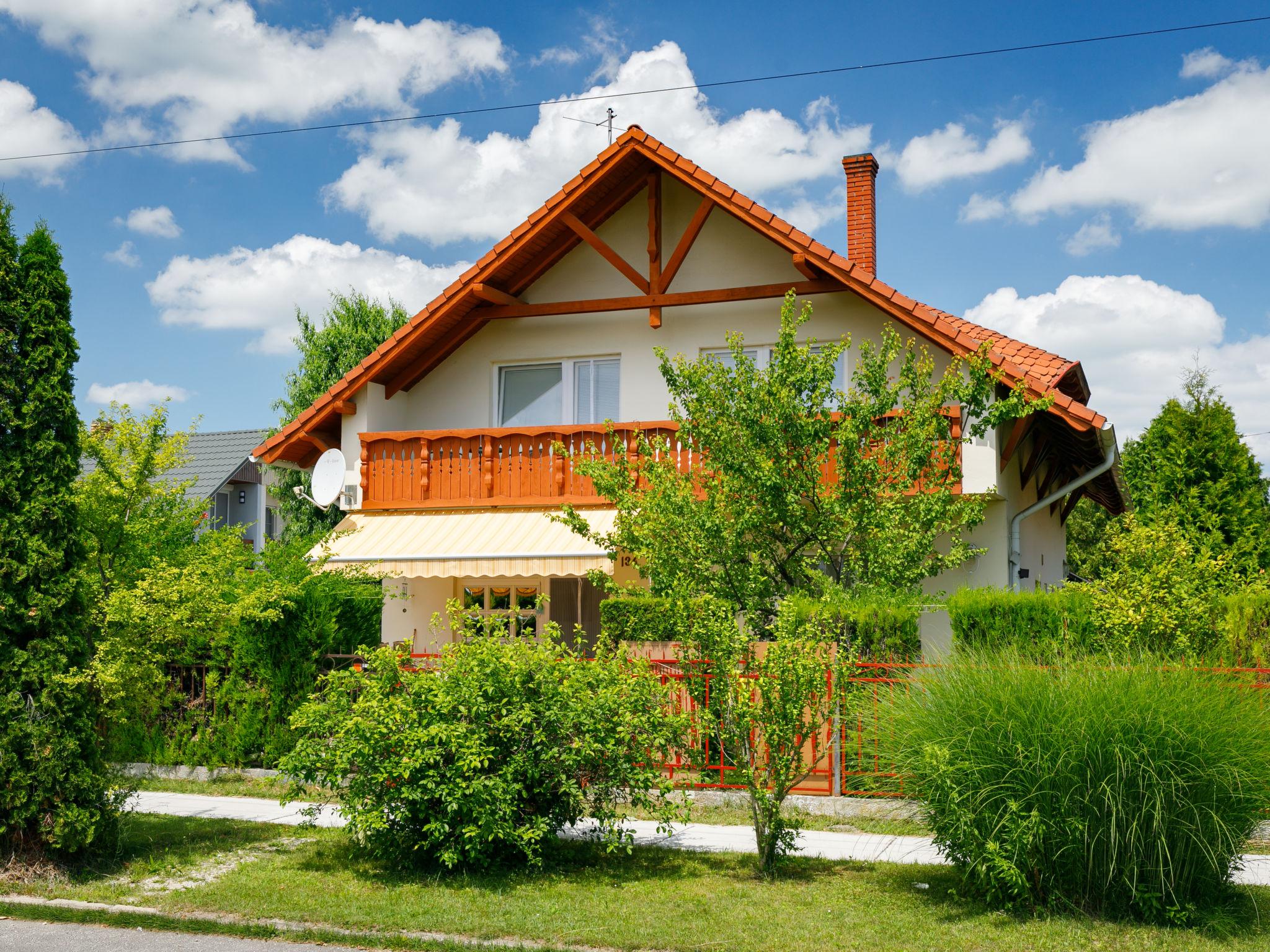 Foto 1 - Appartamento con 3 camere da letto a Balatonmáriafürdő con giardino